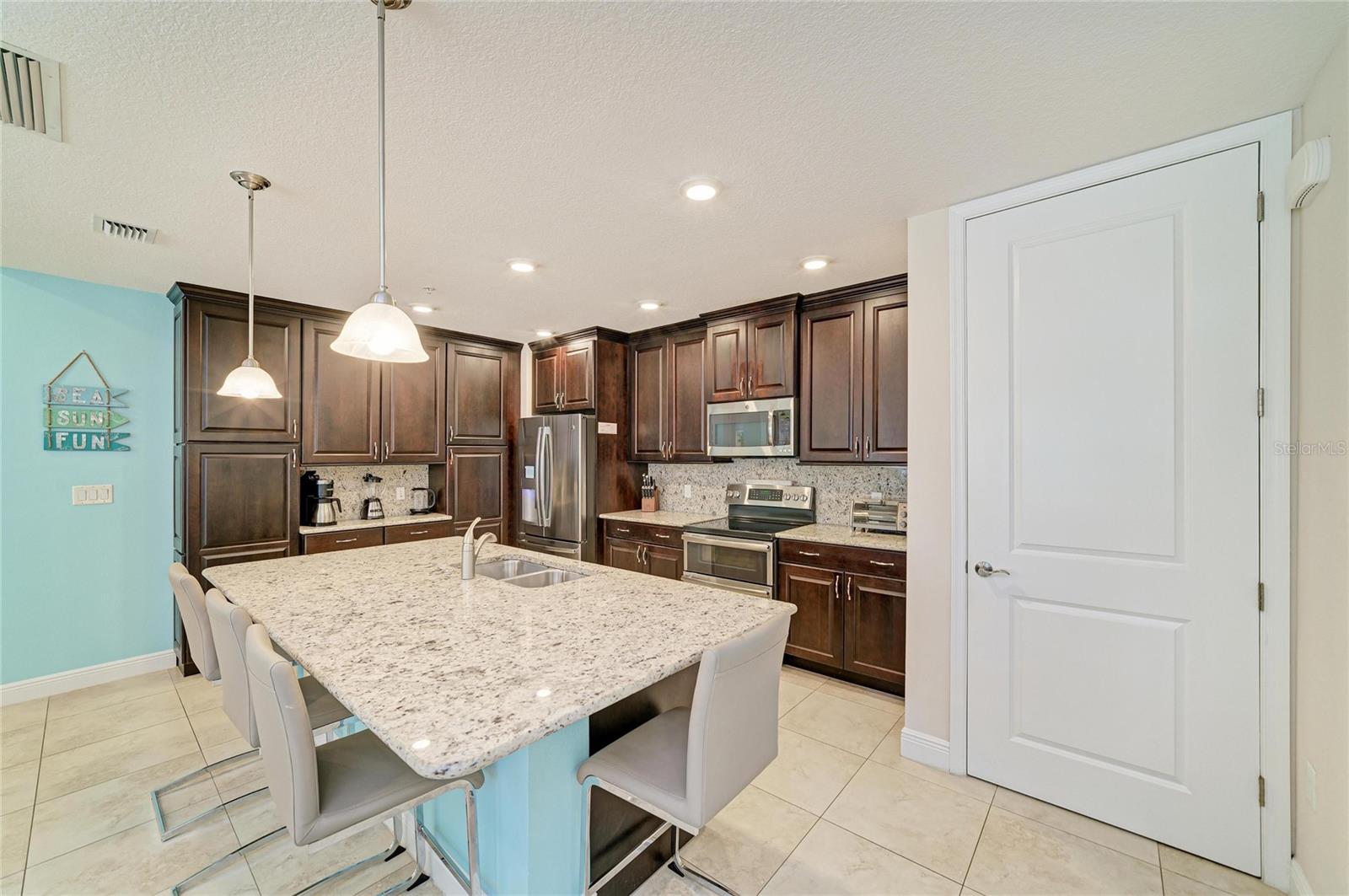 391 Aruba Cir #101 Property Photo 17