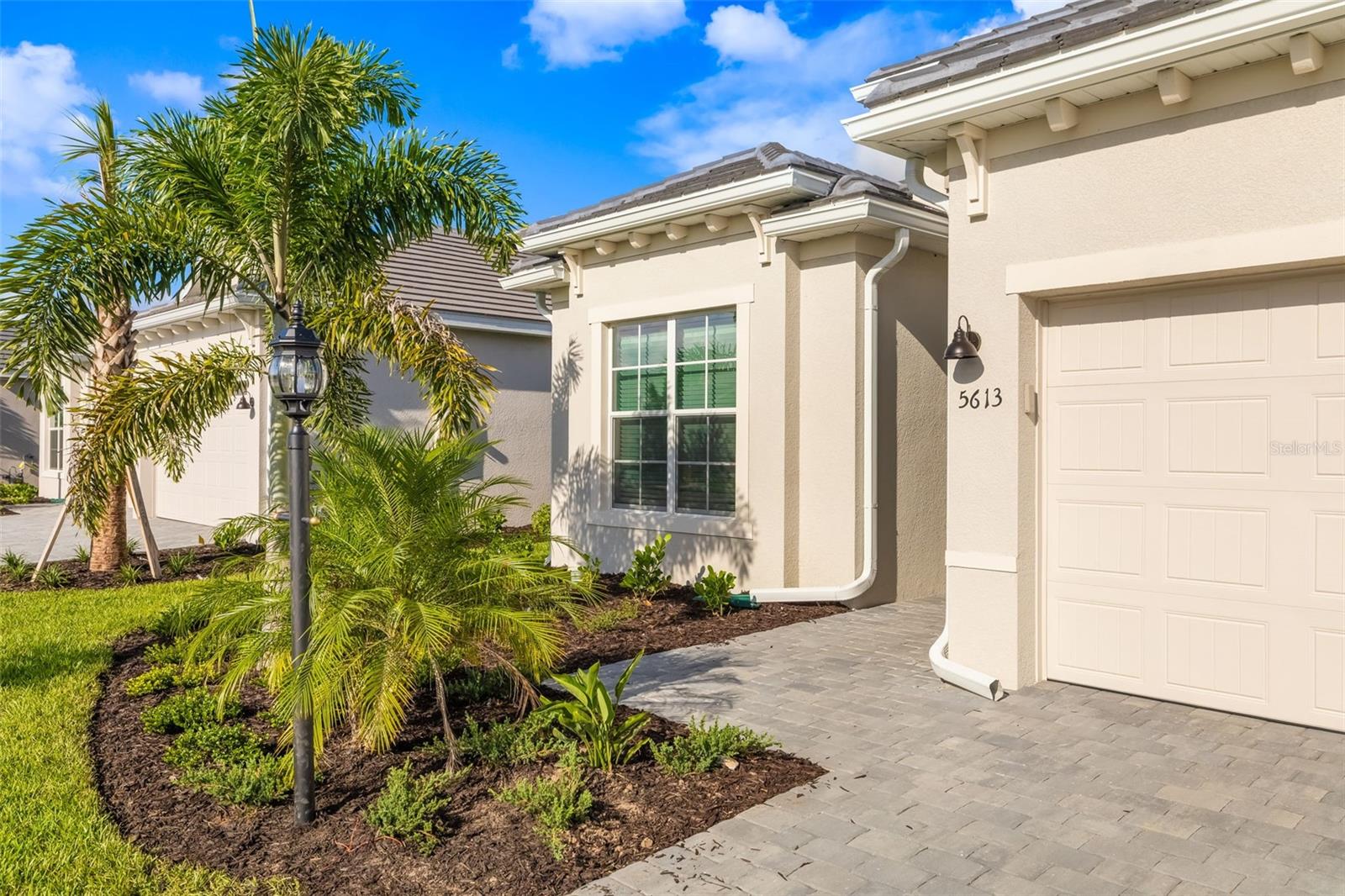 5613 Lightning Whelk Ln Property Photo 3