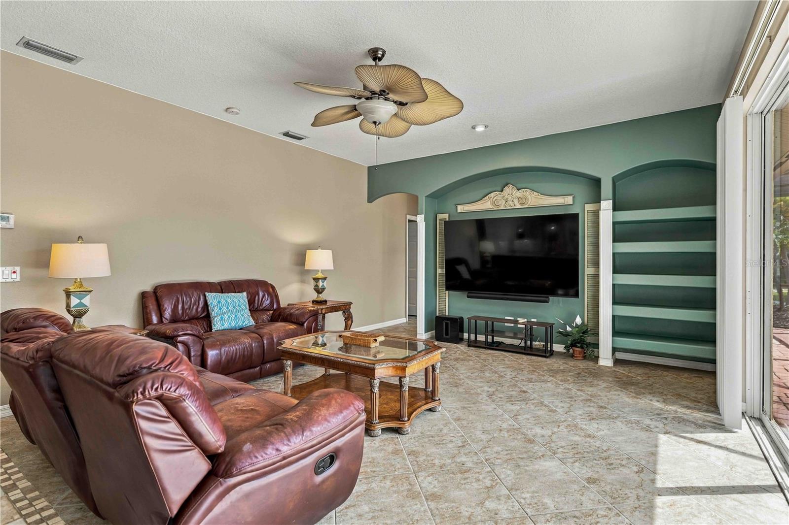 127 Mill Run E Property Photo 7