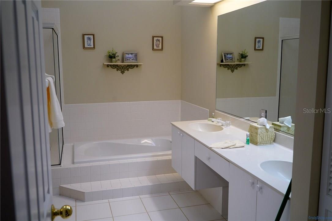 8718 53rd Ter E Property Photo 11