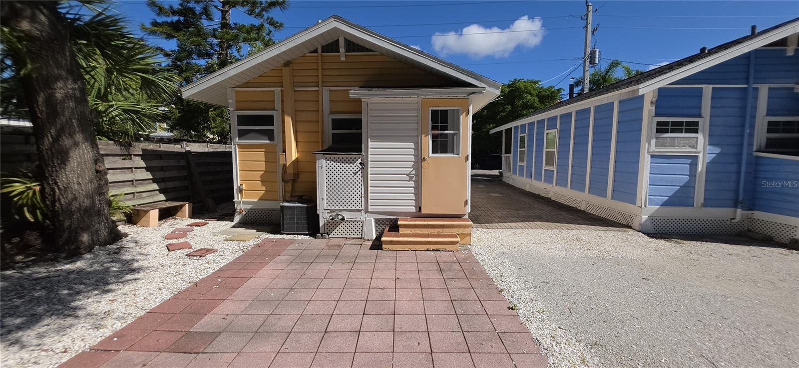 1868 Laurel St Property Photo 8