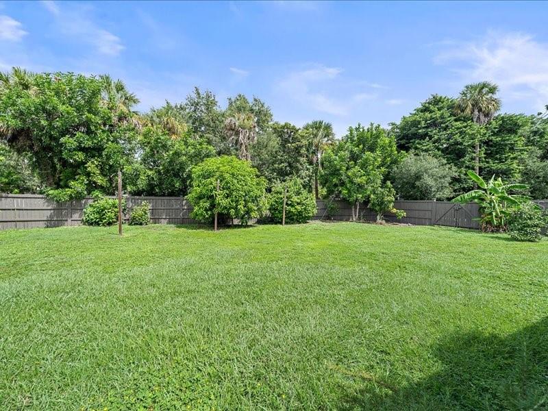 2499 Hillview St Property Photo 4