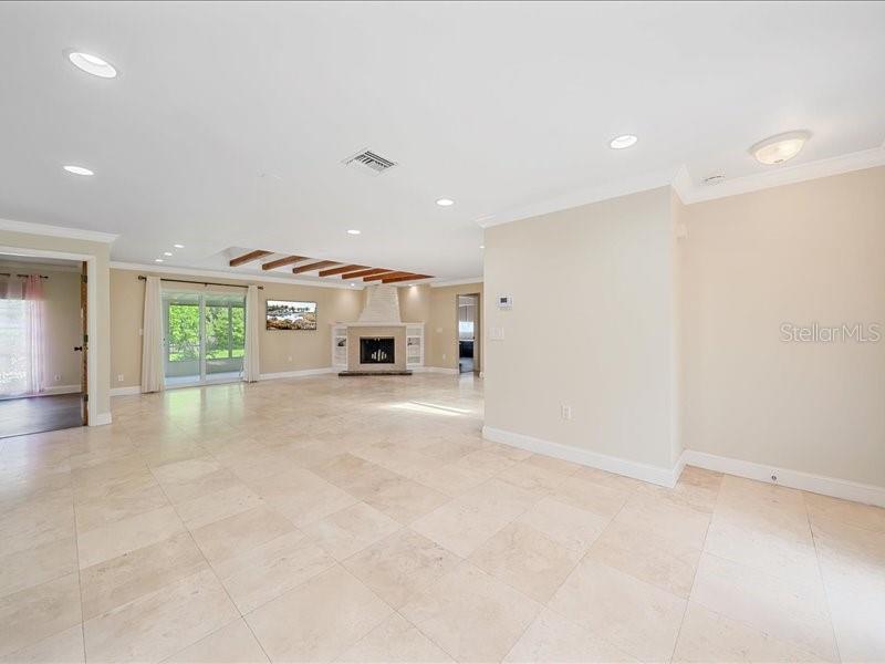 2499 Hillview St Property Photo 5
