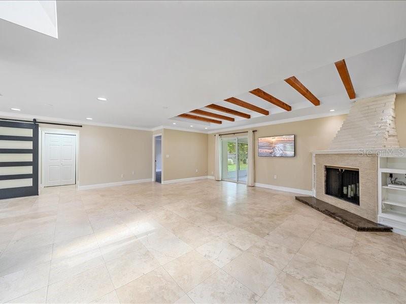 2499 Hillview St Property Photo 7