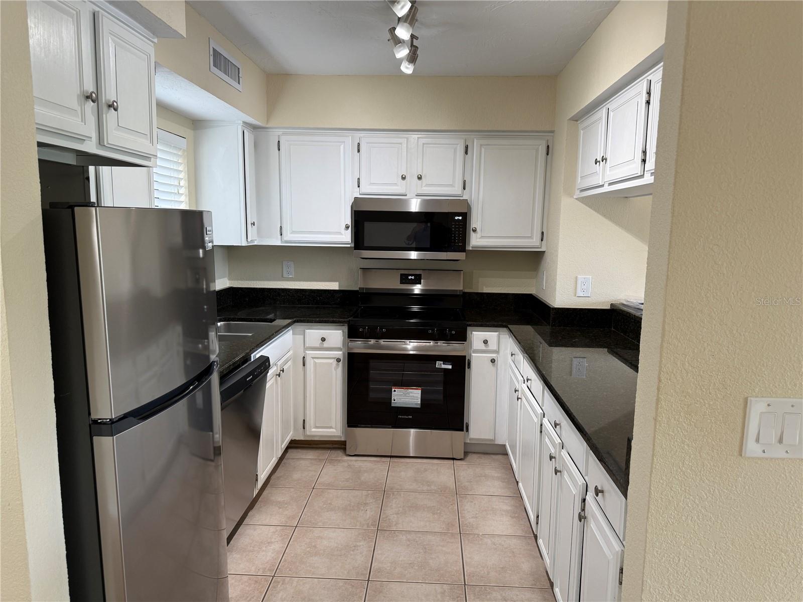 5697 Ashton Lake Dr #6 Property Photo 10