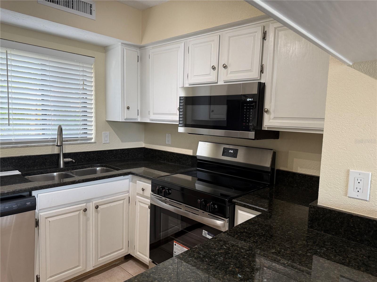 5697 Ashton Lake Dr #6 Property Photo 12