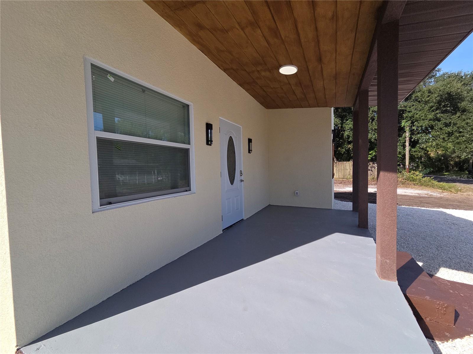 2327 Everett St Property Photo 4