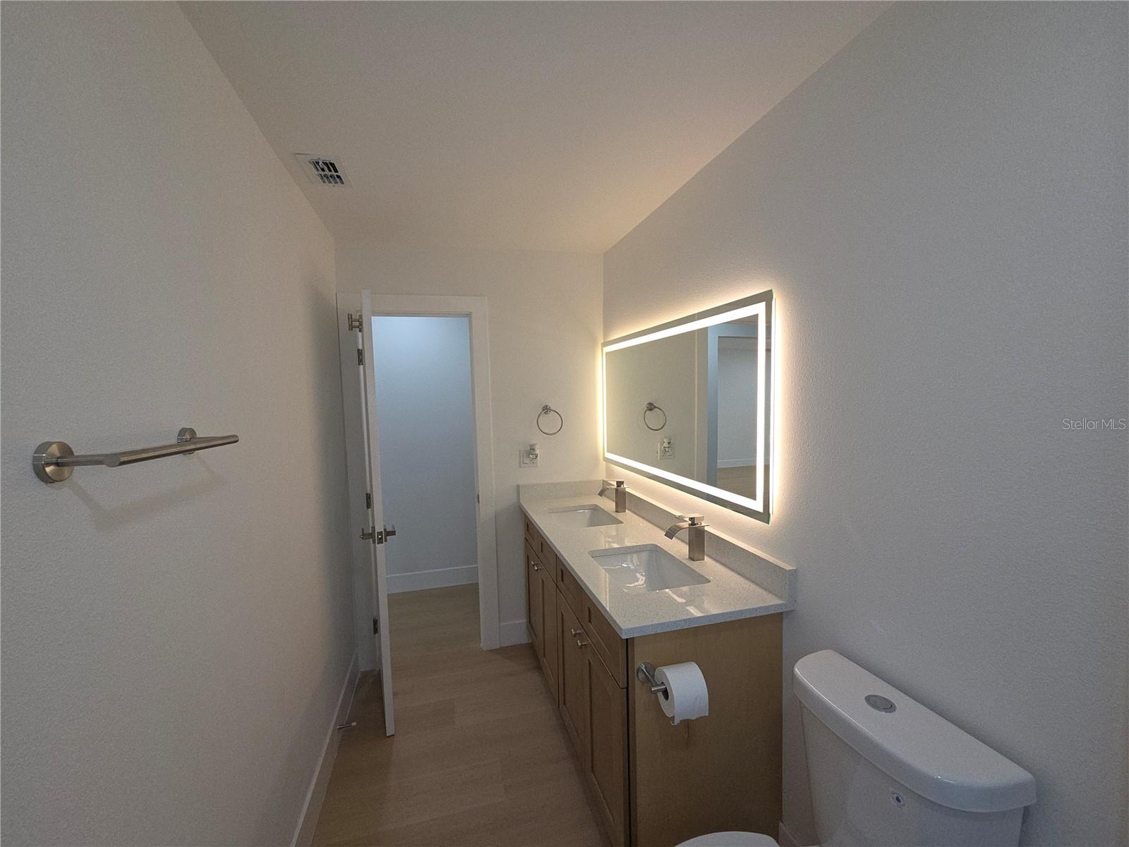 2327 Everett St Property Photo 16