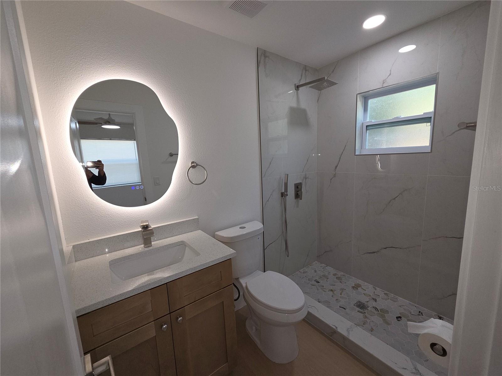 2327 Everett St Property Photo 18