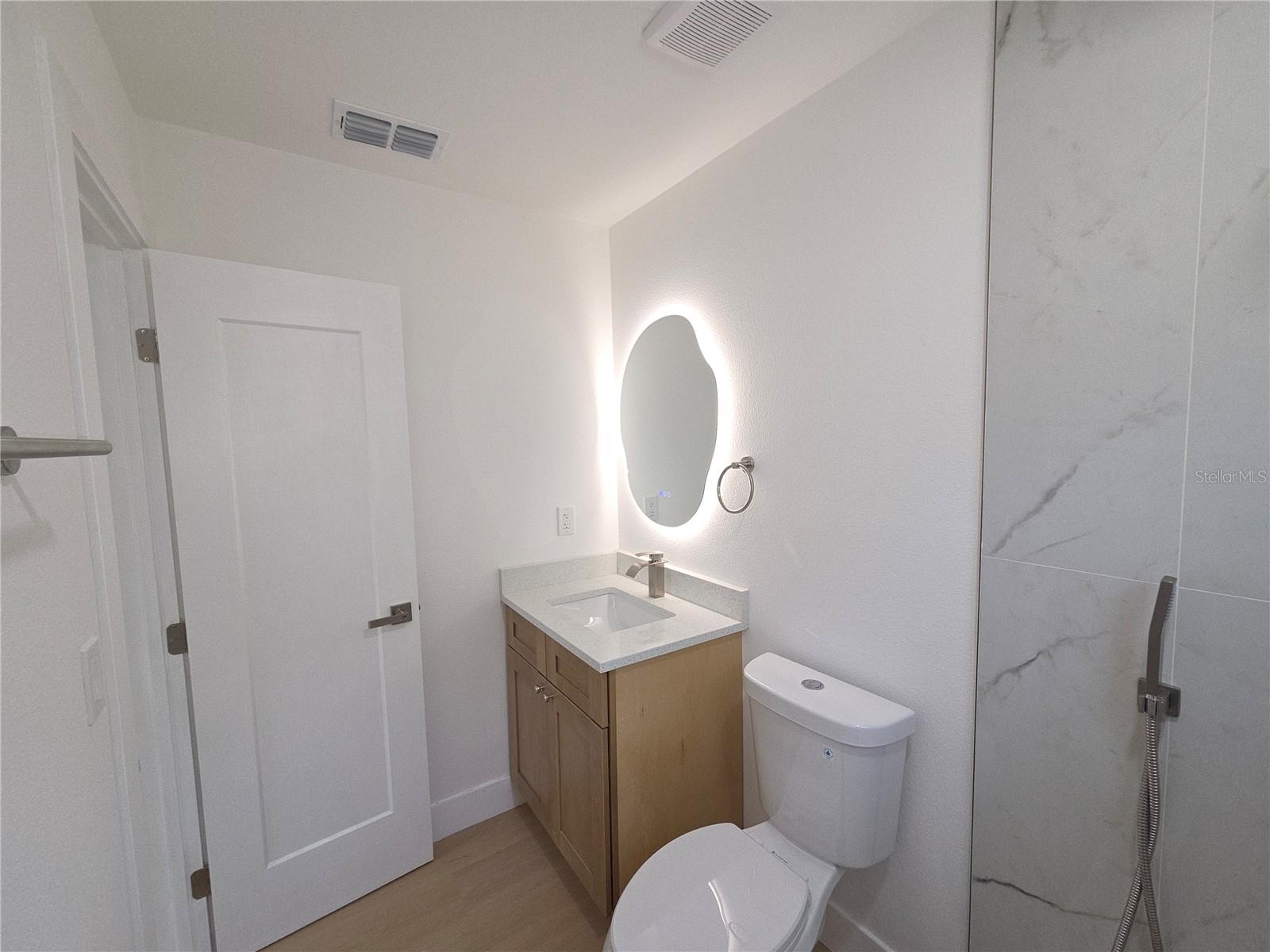 2327 Everett St Property Photo 19