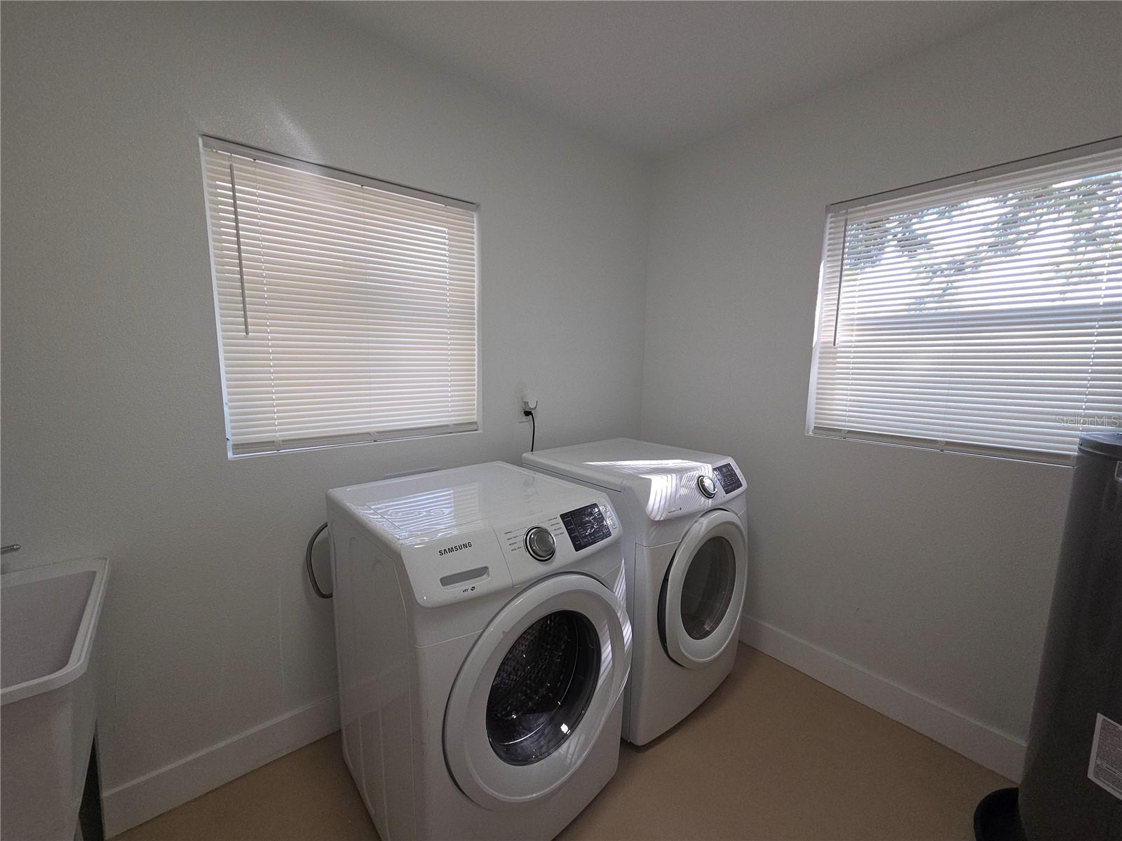 2327 Everett St Property Photo 28