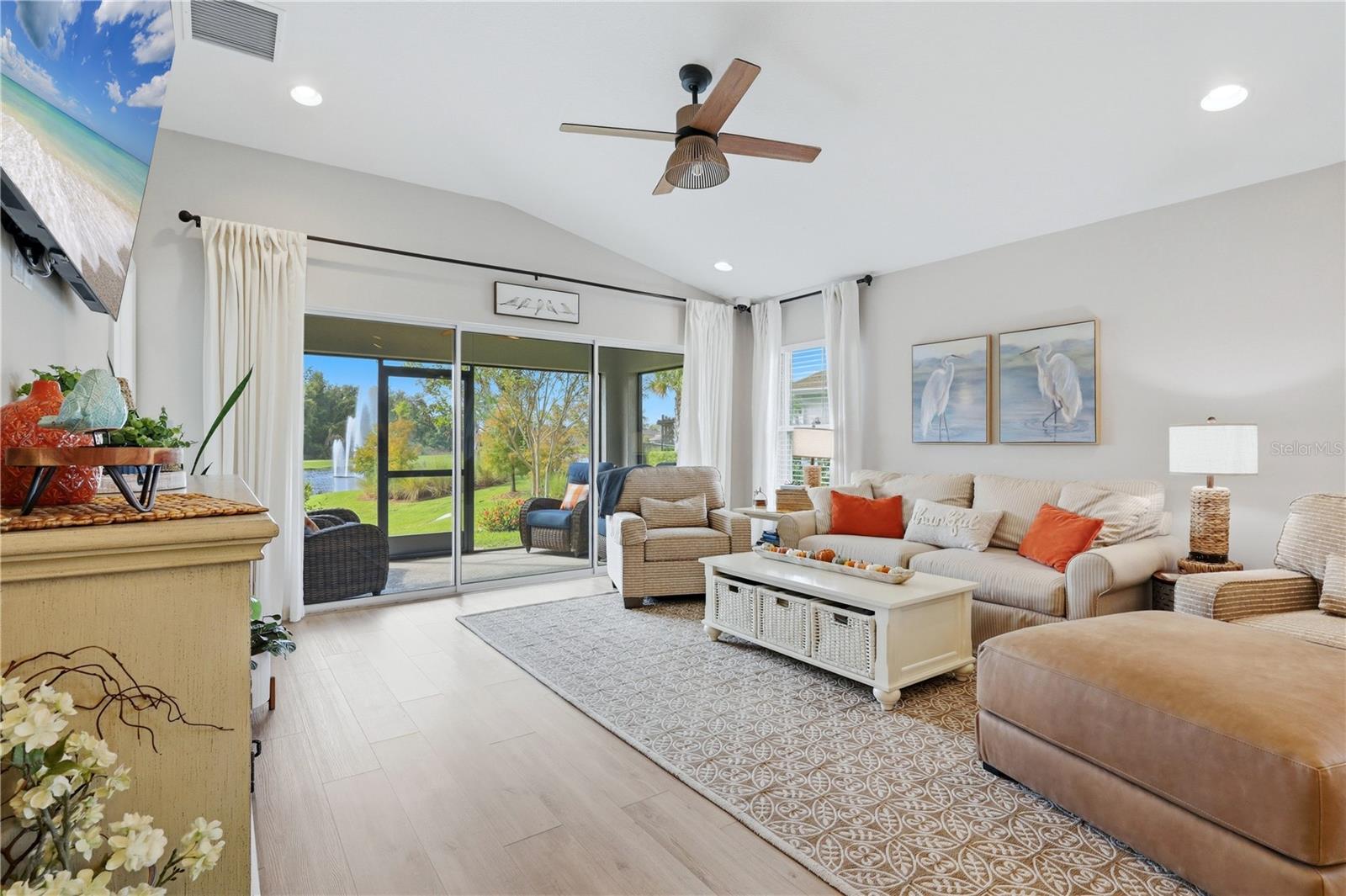 12594 Oak Hill Way Property Photo 4