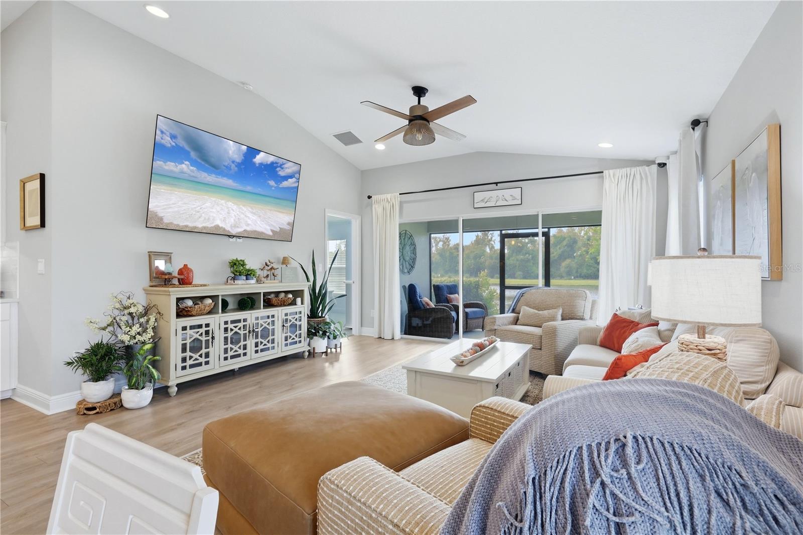 12594 Oak Hill Way Property Photo 6