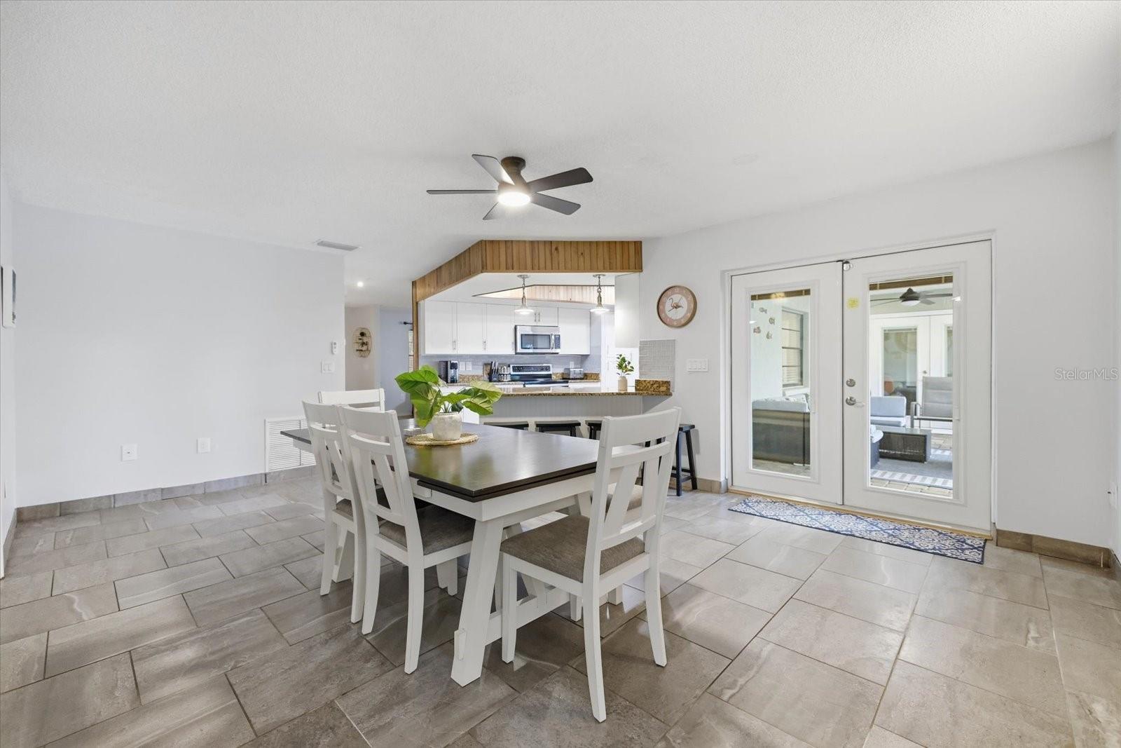 926 Plum Tree Ln Property Photo 6