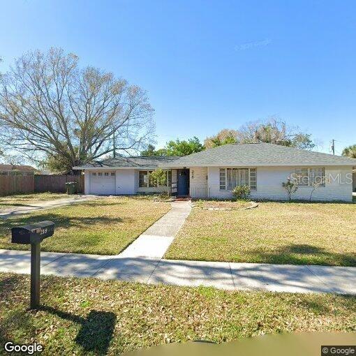 218 Crescent Ct E Property Photo 3