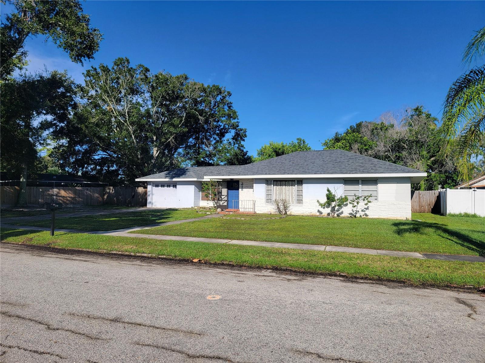 218 Crescent Ct E Property Photo 4