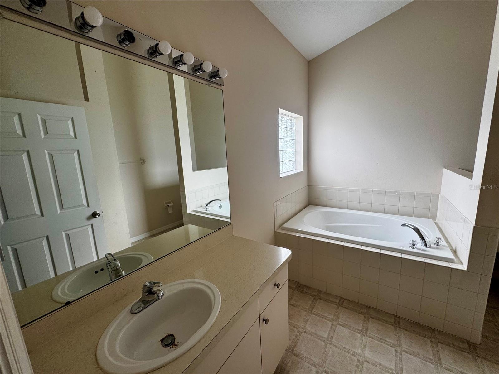 5912 33rd Dr E Property Photo 14