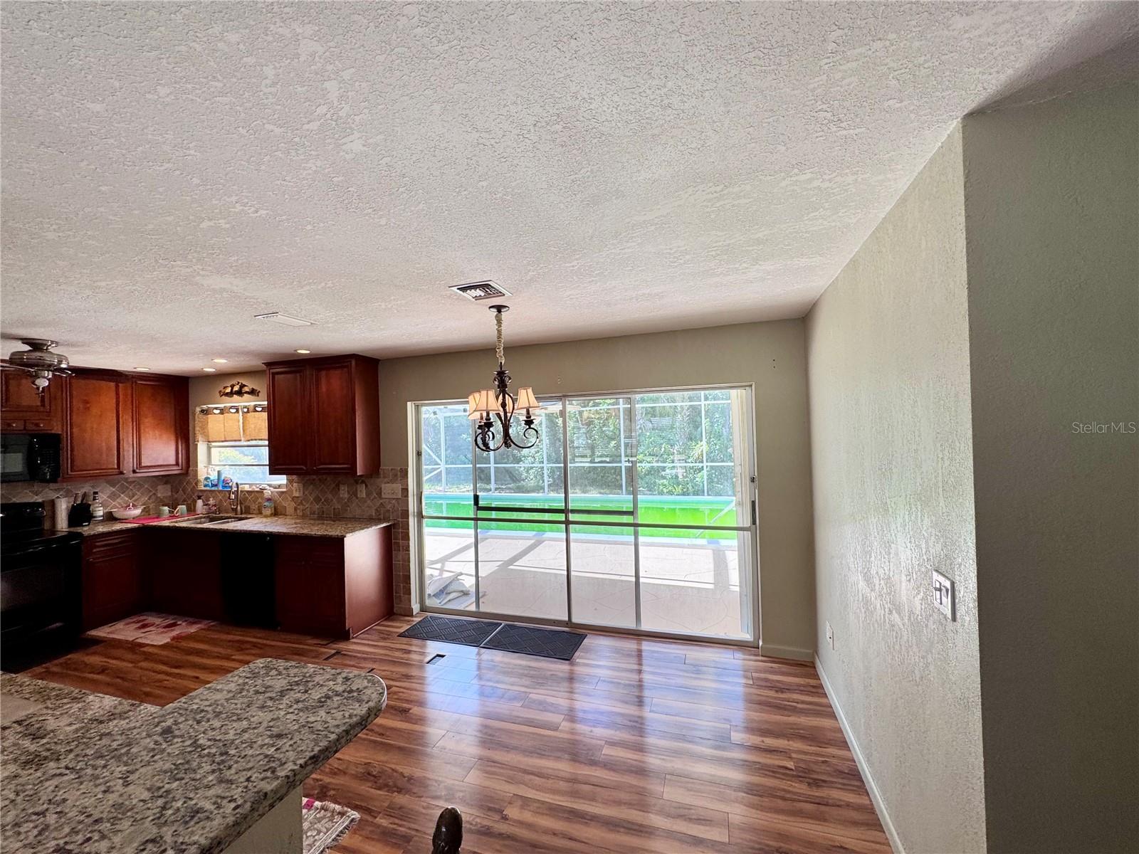 22215 Oneida Ave Property Photo 9