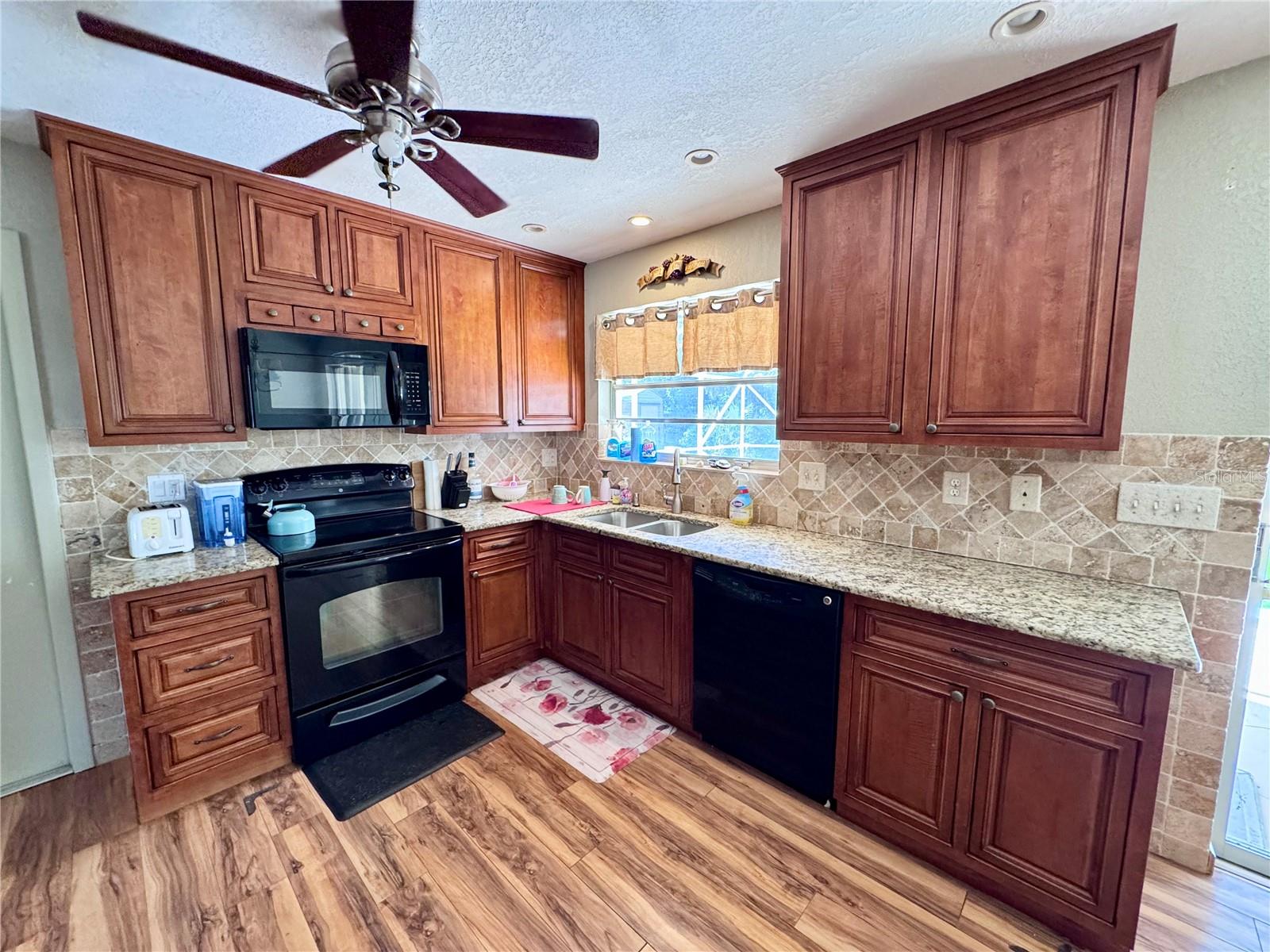 22215 Oneida Ave Property Photo 11