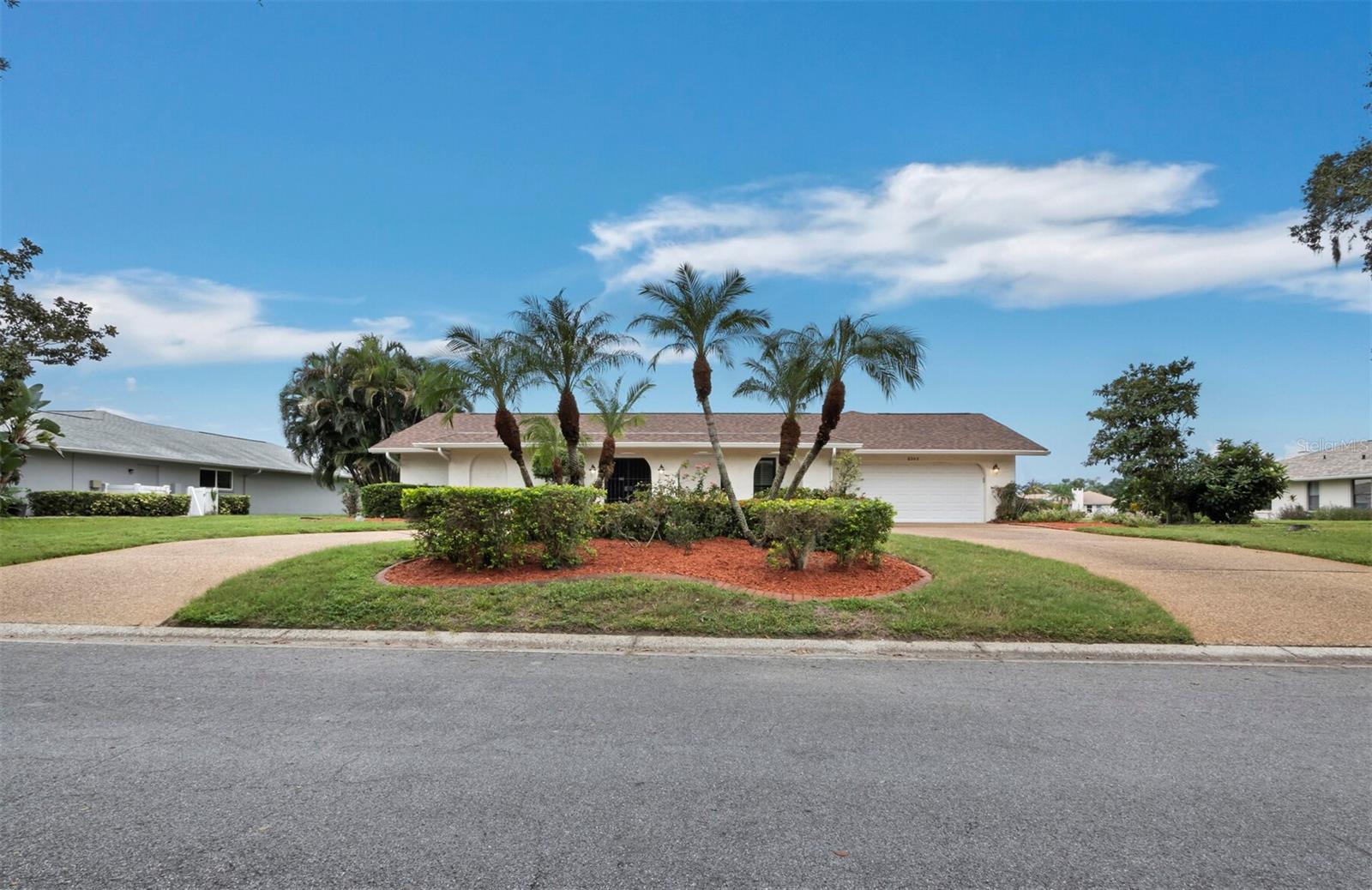 6945 COUNTRY LAKES CIR Property Photo 1