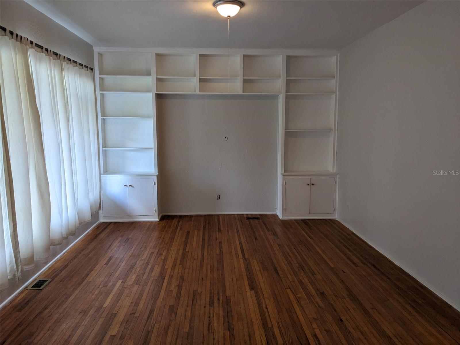 2721 Woodland Hills Ave Property Photo 3