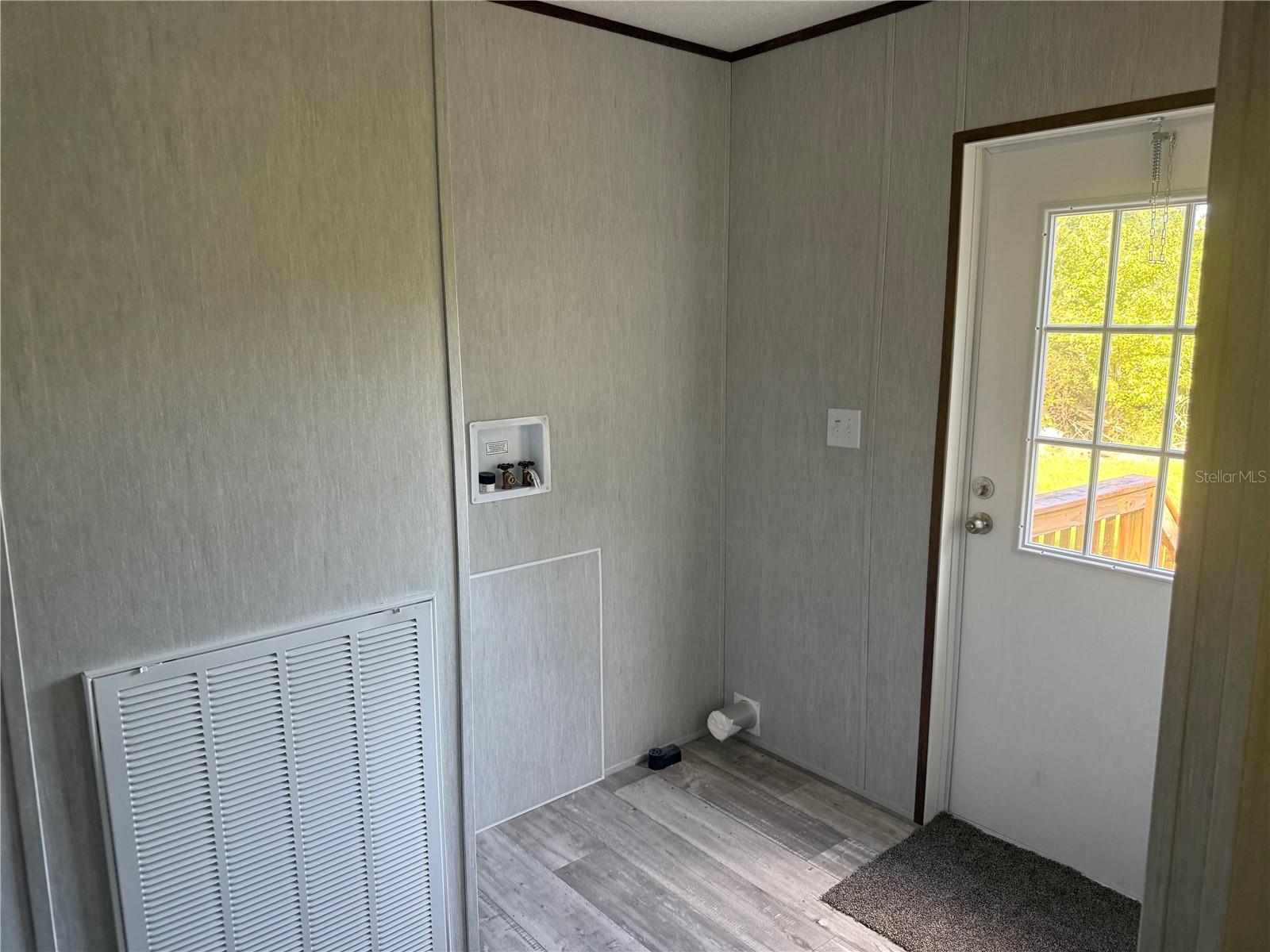 1561 Poe Rd Property Photo 9