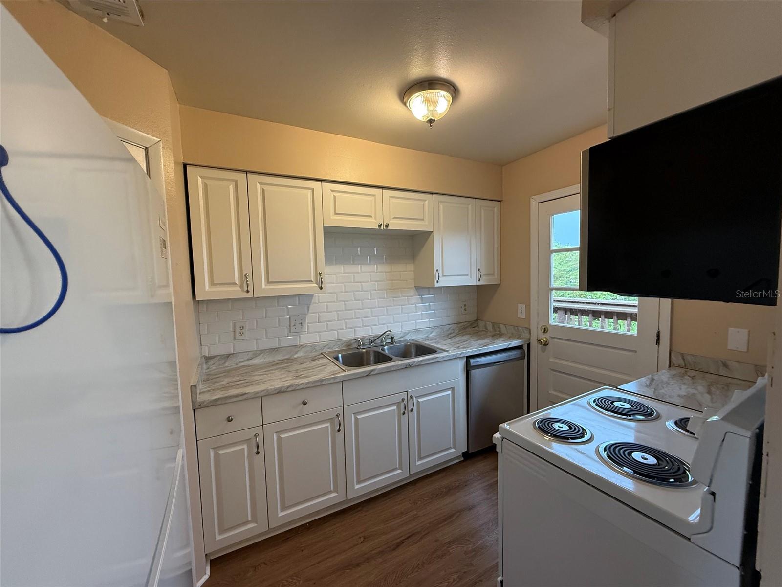 1920 E Edgewood Dr #n8 Property Photo 2