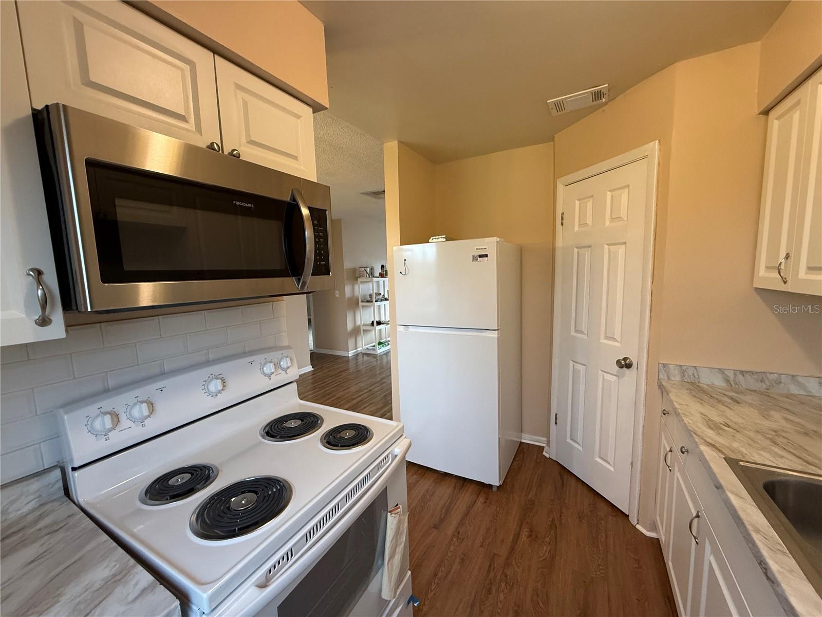 1920 E Edgewood Dr #n8 Property Photo 3