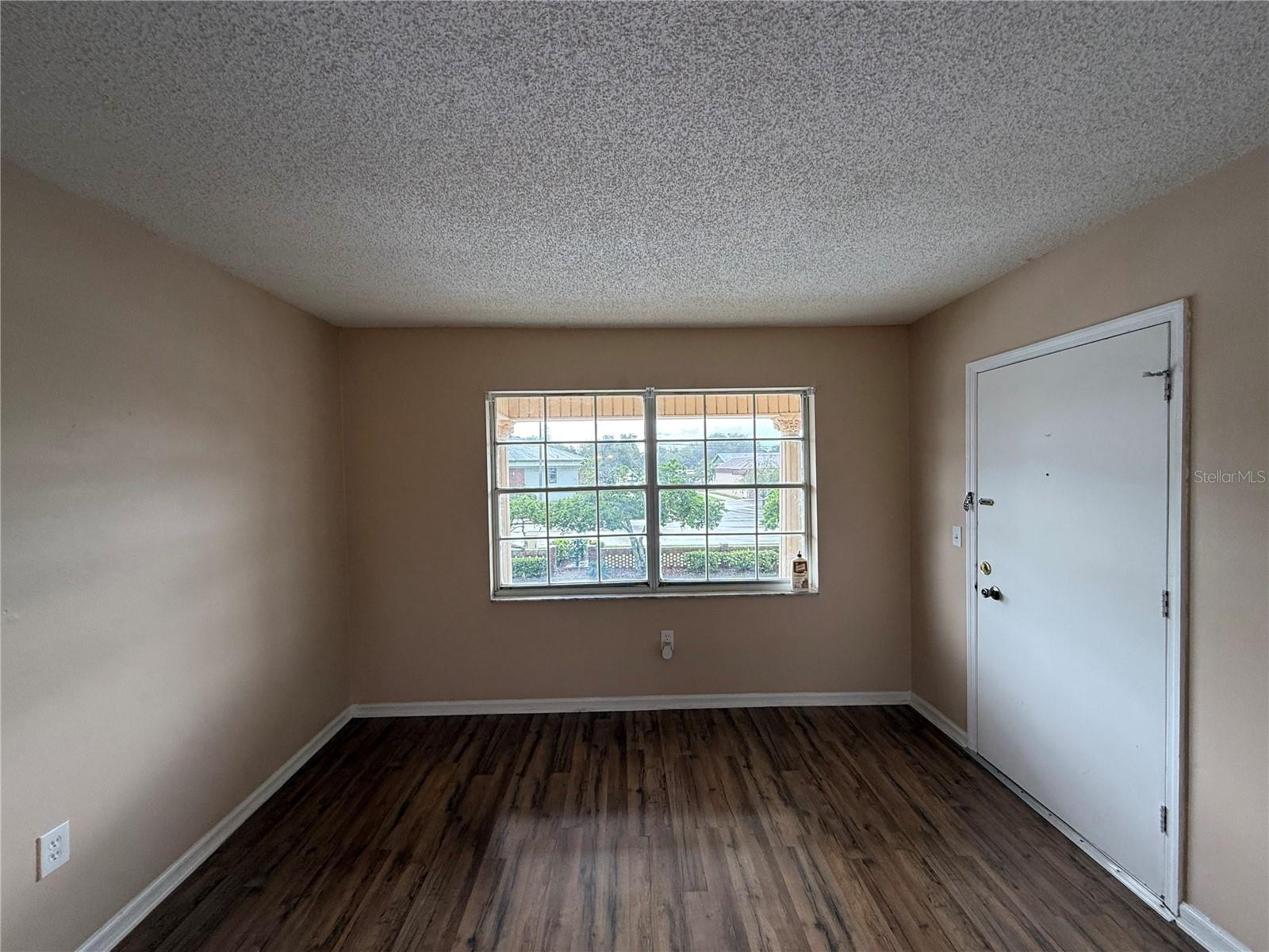 1920 E Edgewood Dr #n8 Property Photo 4