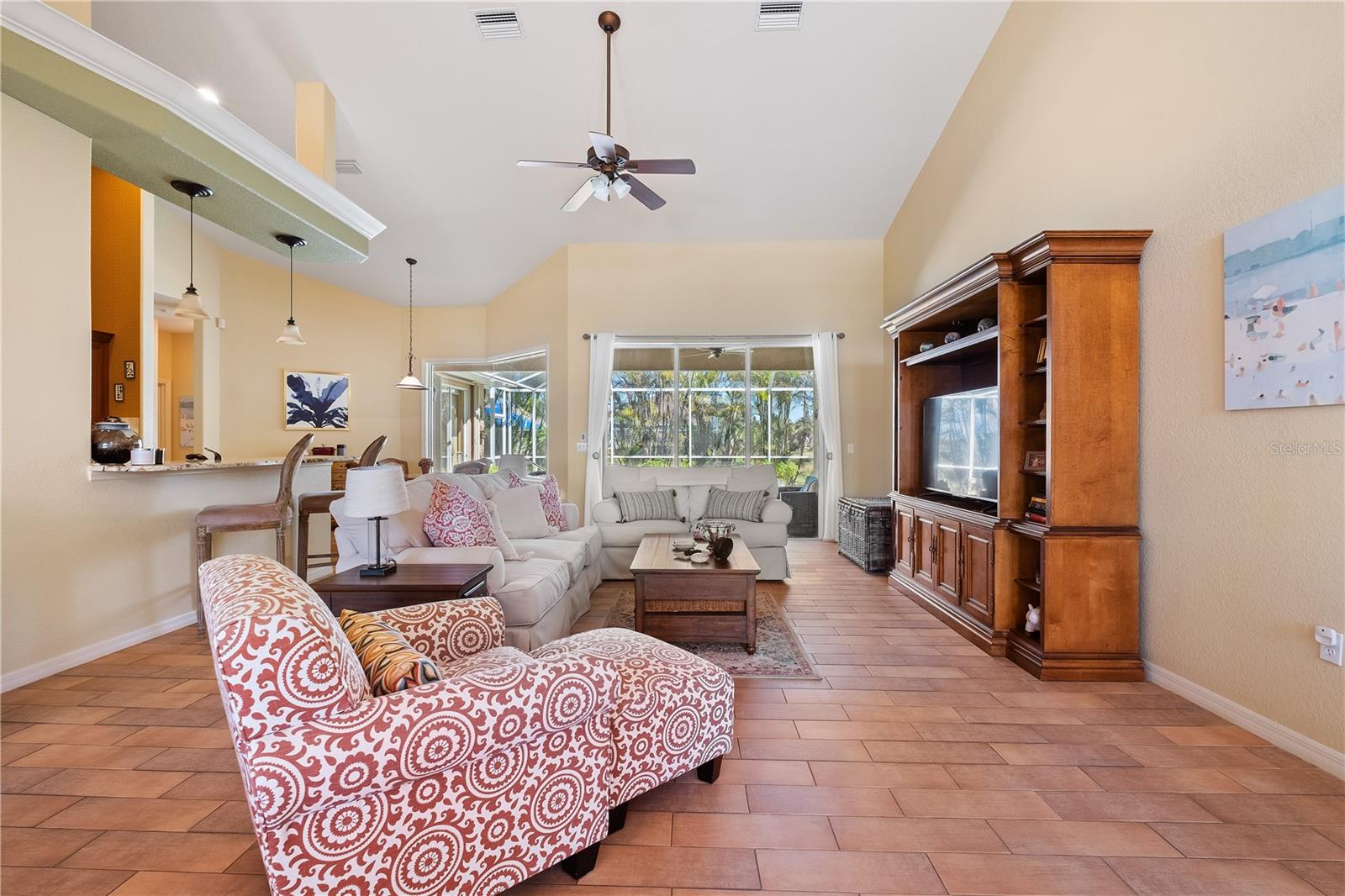 175 Rotonda Boulevard E Property Photo 7