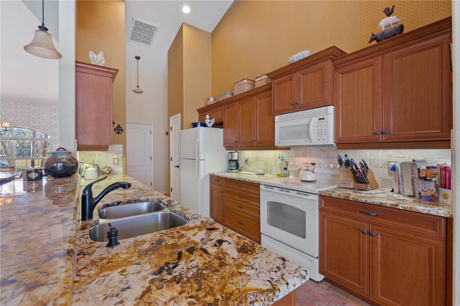 175 Rotonda Boulevard E Property Photo 11