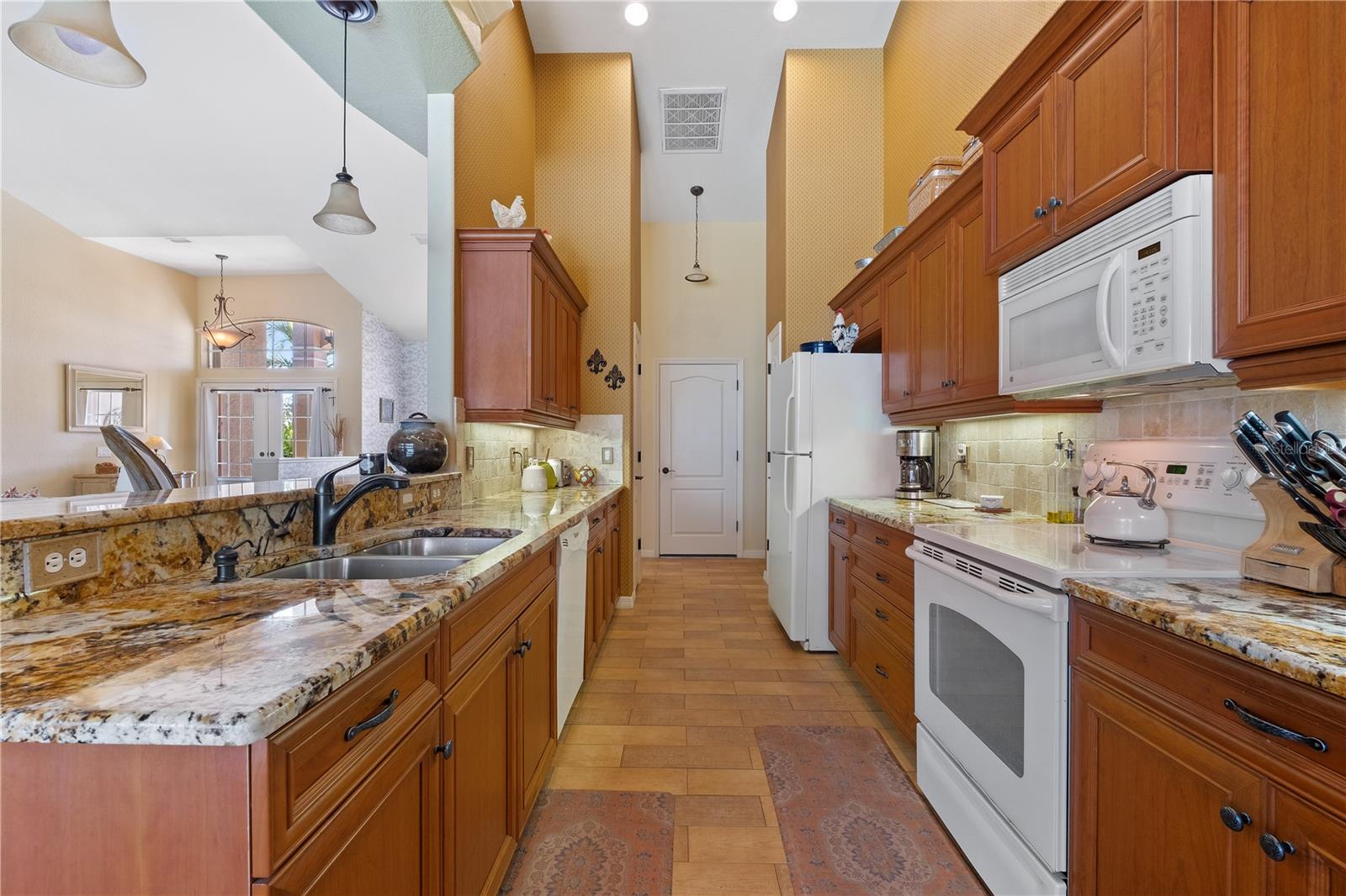 175 Rotonda Boulevard E Property Photo 12