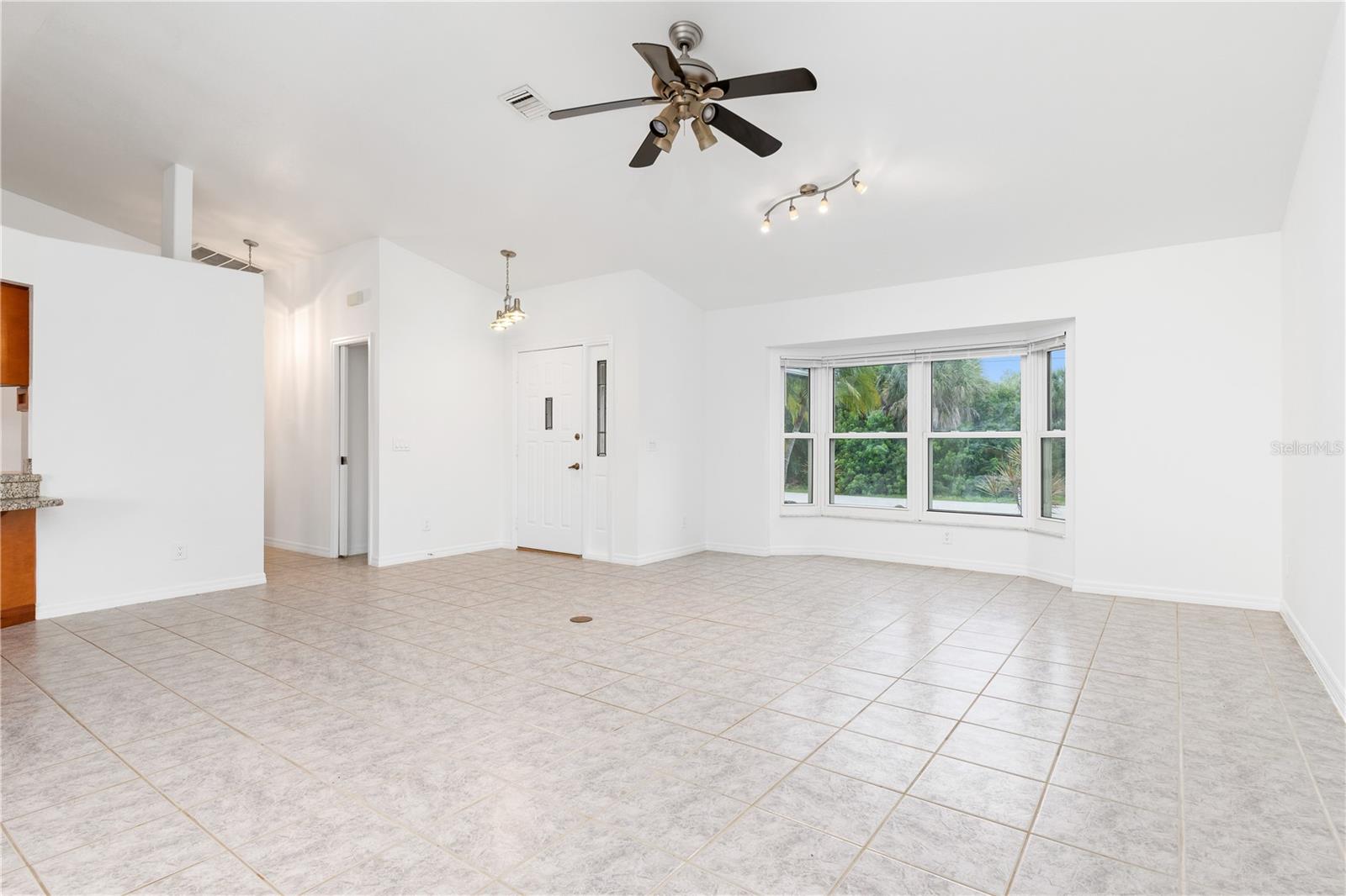 18882 Ayrshire Cir Property Photo 4