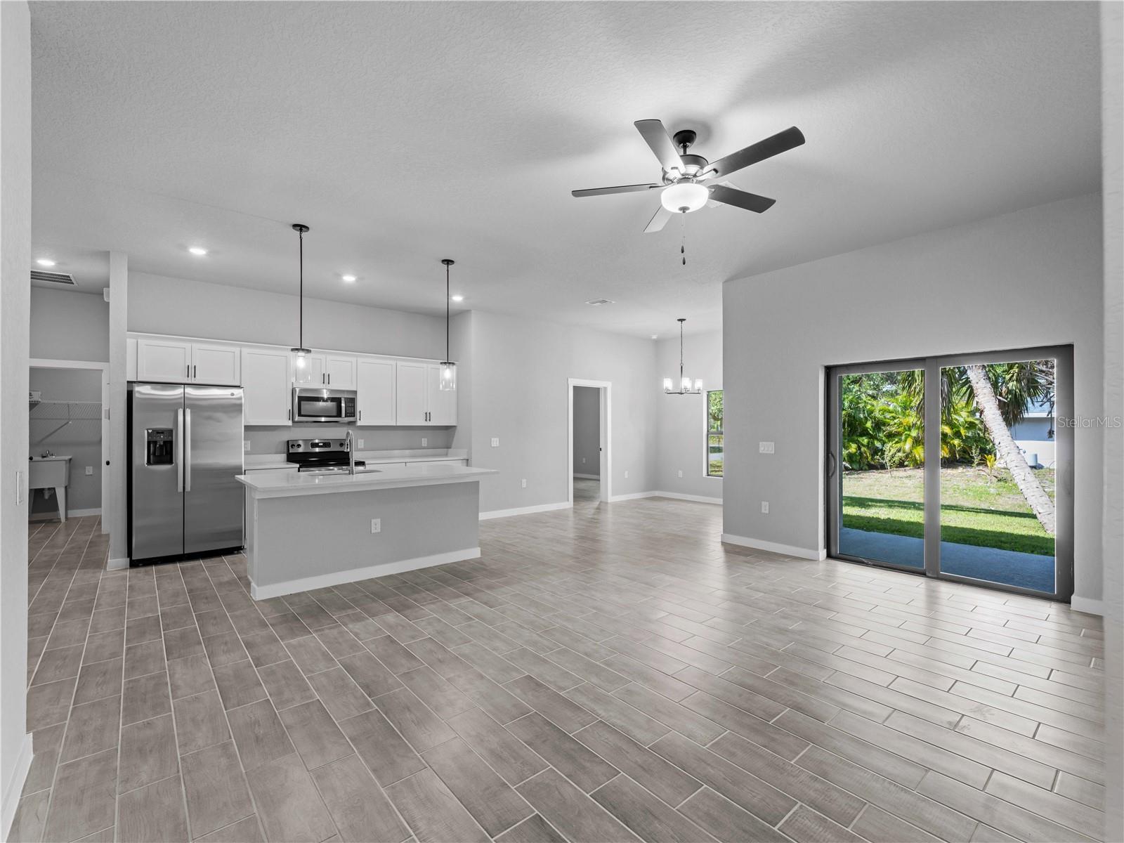 3377 Audette St Property Photo 5