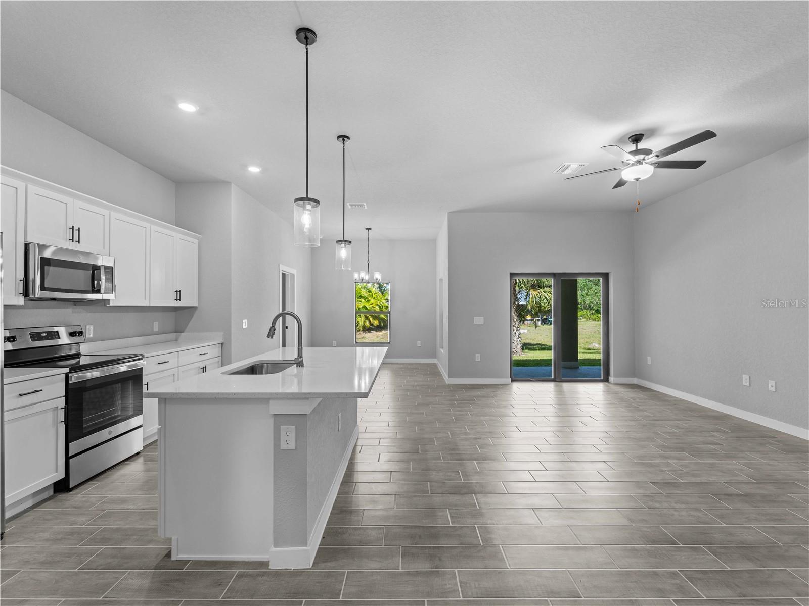 3377 Audette St Property Photo 10