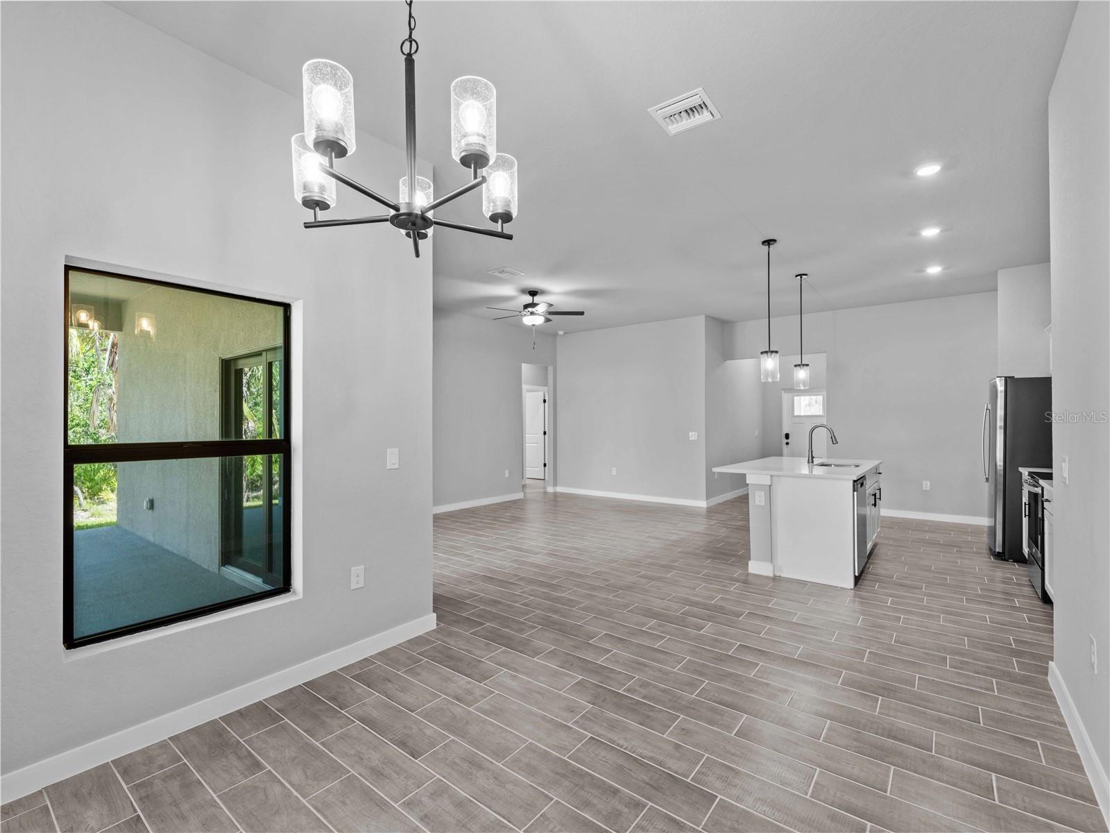 3377 Audette St Property Photo 13