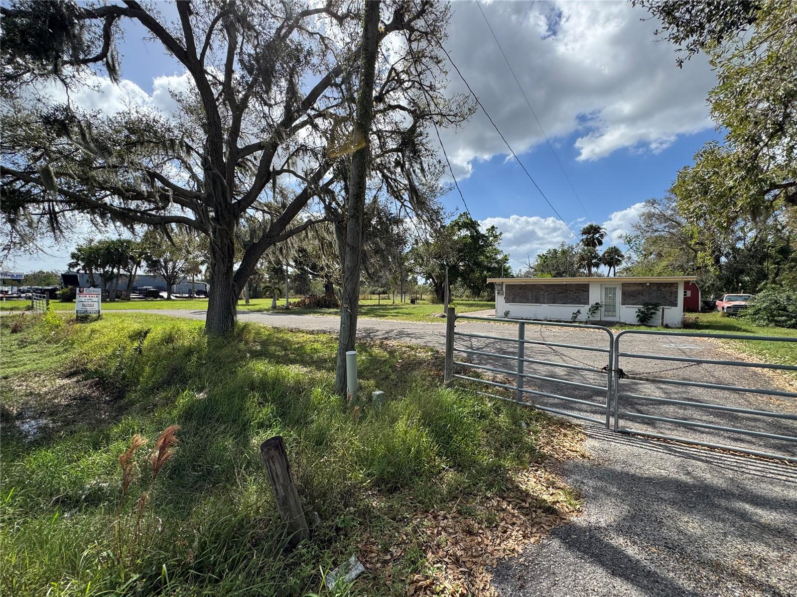 2739 Taylor Rd Property Photo 2