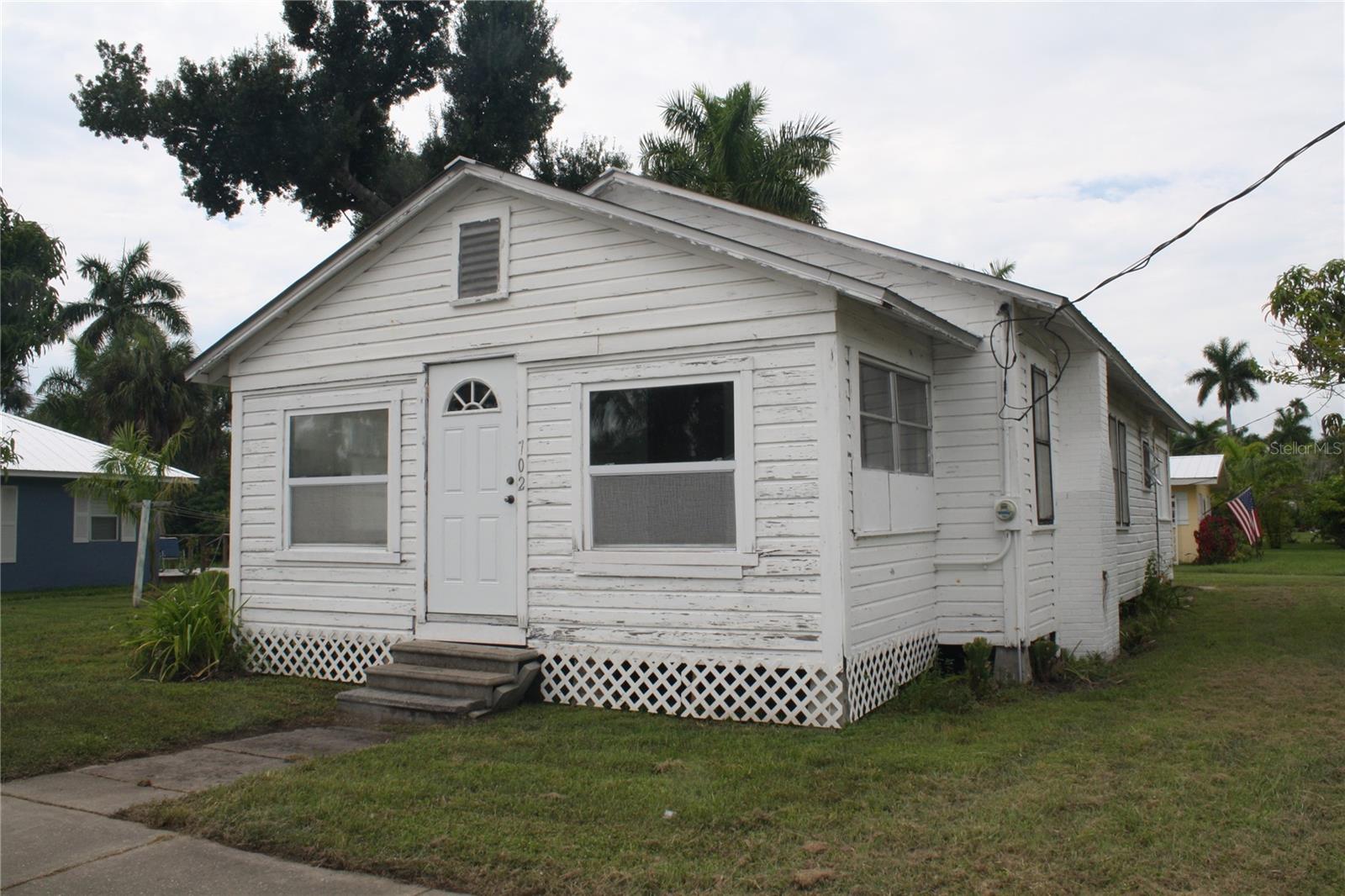702 W Olympia Ave Property Photo 3
