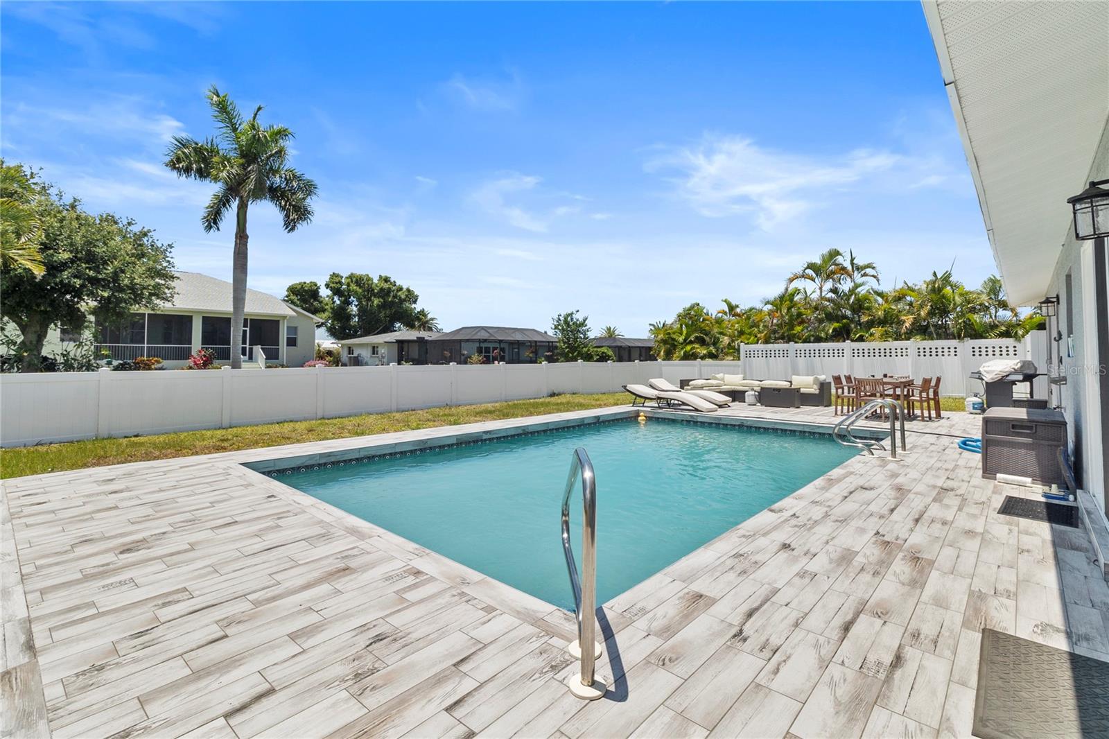 60 Golfview Rd Property Photo 4