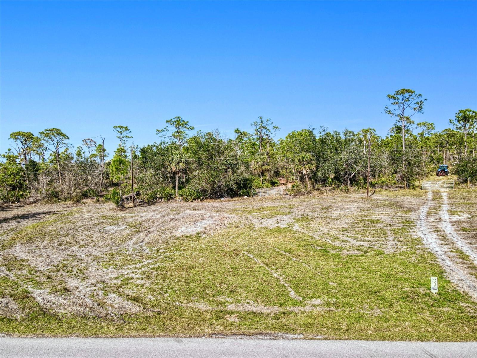 24552 Yacht Club Blvd Property Photo 2