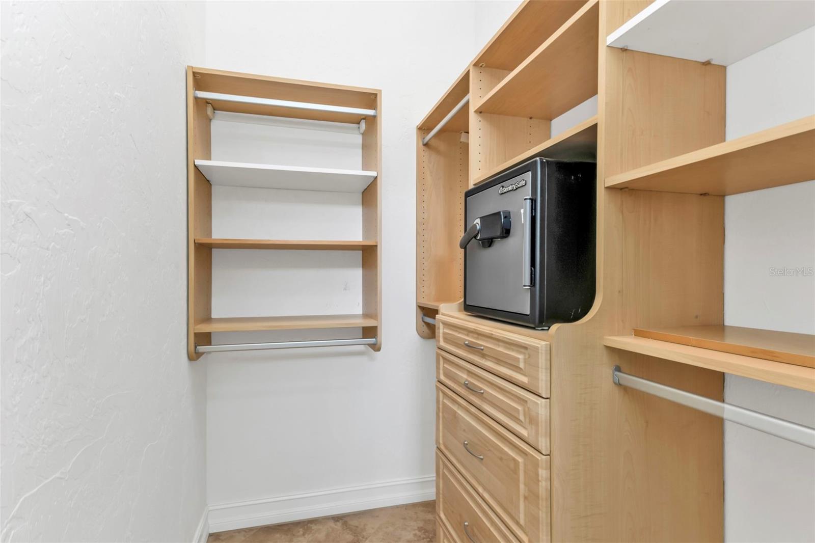 960 Messina Dr Property Photo 39