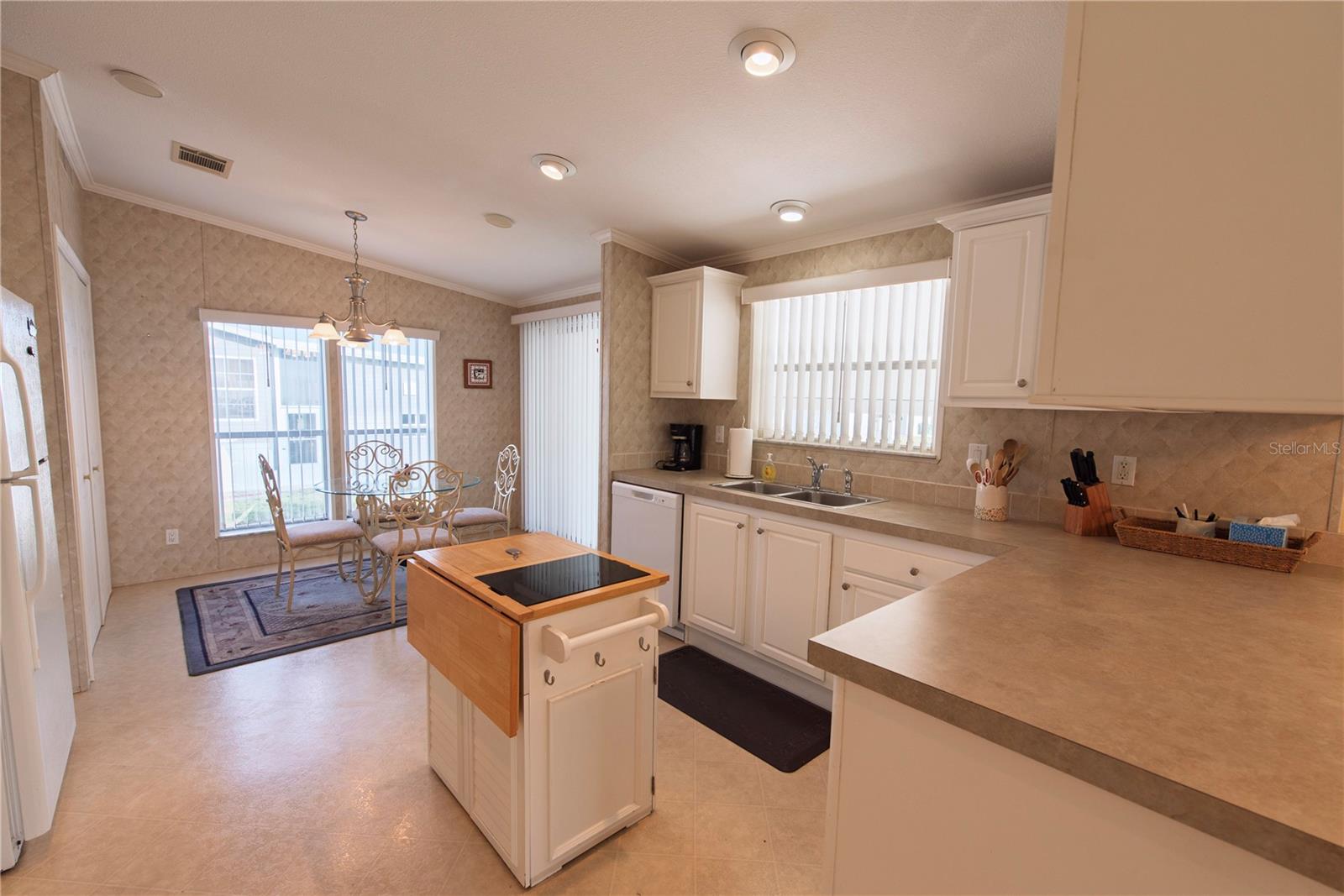 33 Amsterdam Ave Property Photo 6
