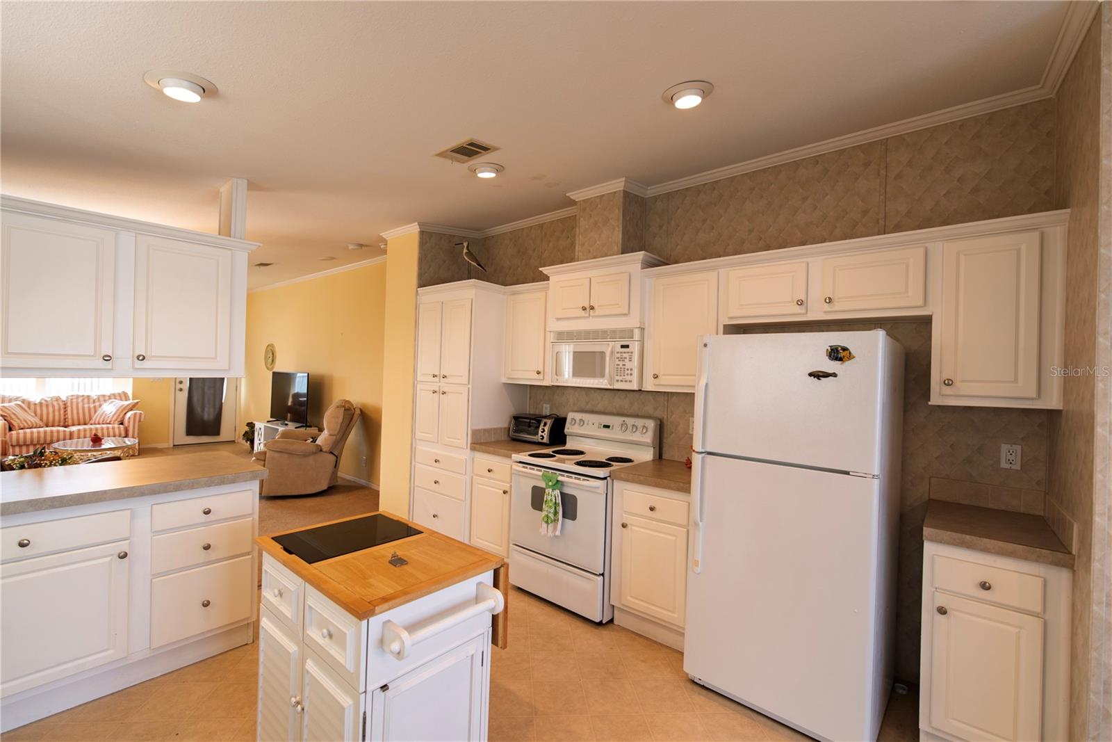 33 Amsterdam Ave Property Photo 8