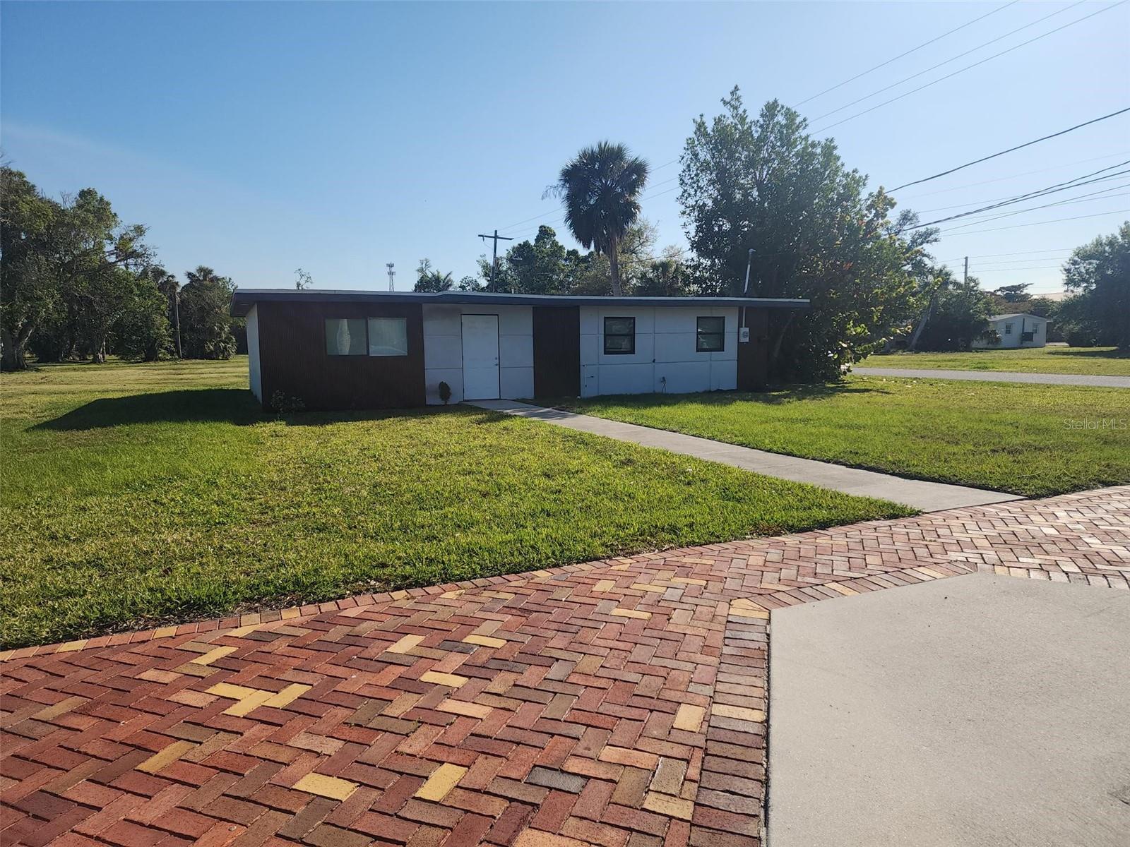 404 Hargreaves Ave Property Photo 3