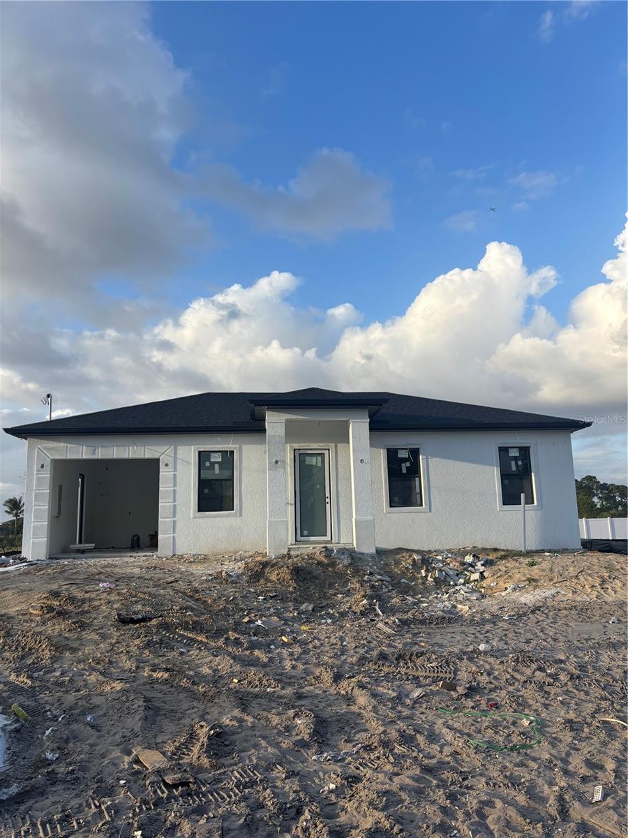 1215 Ecarte St E Property Photo