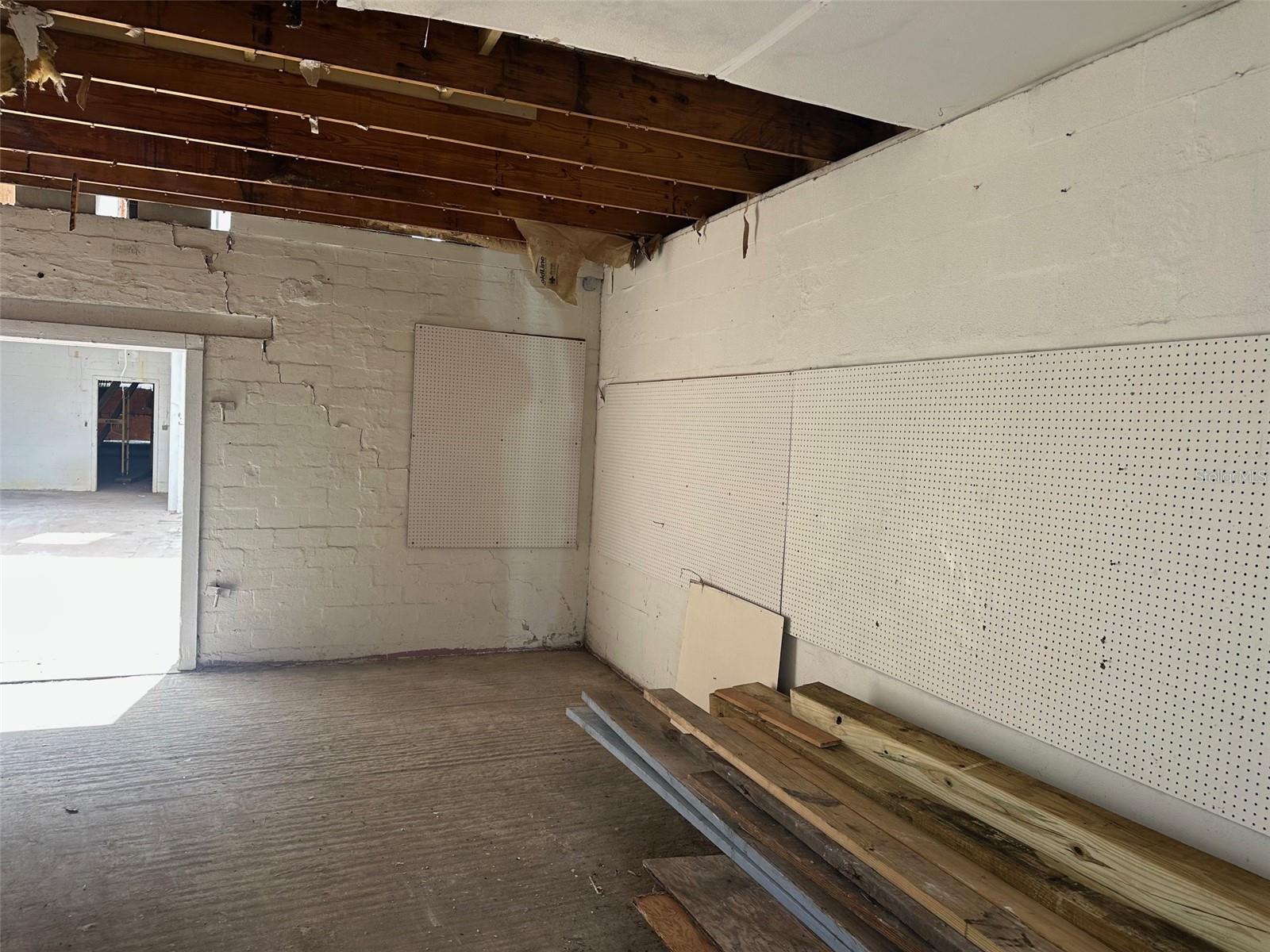 114 W Oak St Property Photo 12