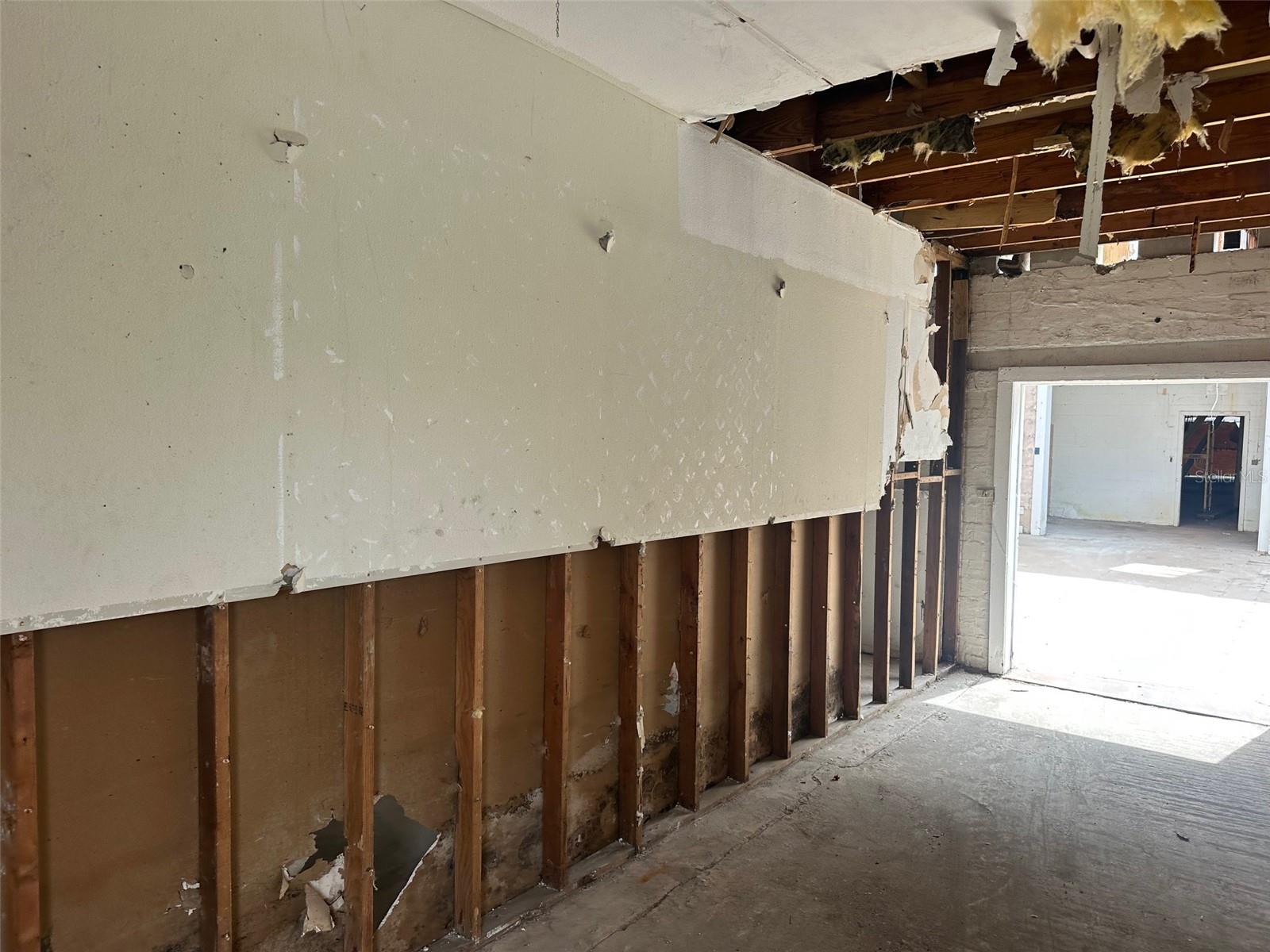 114 W Oak St Property Photo 15