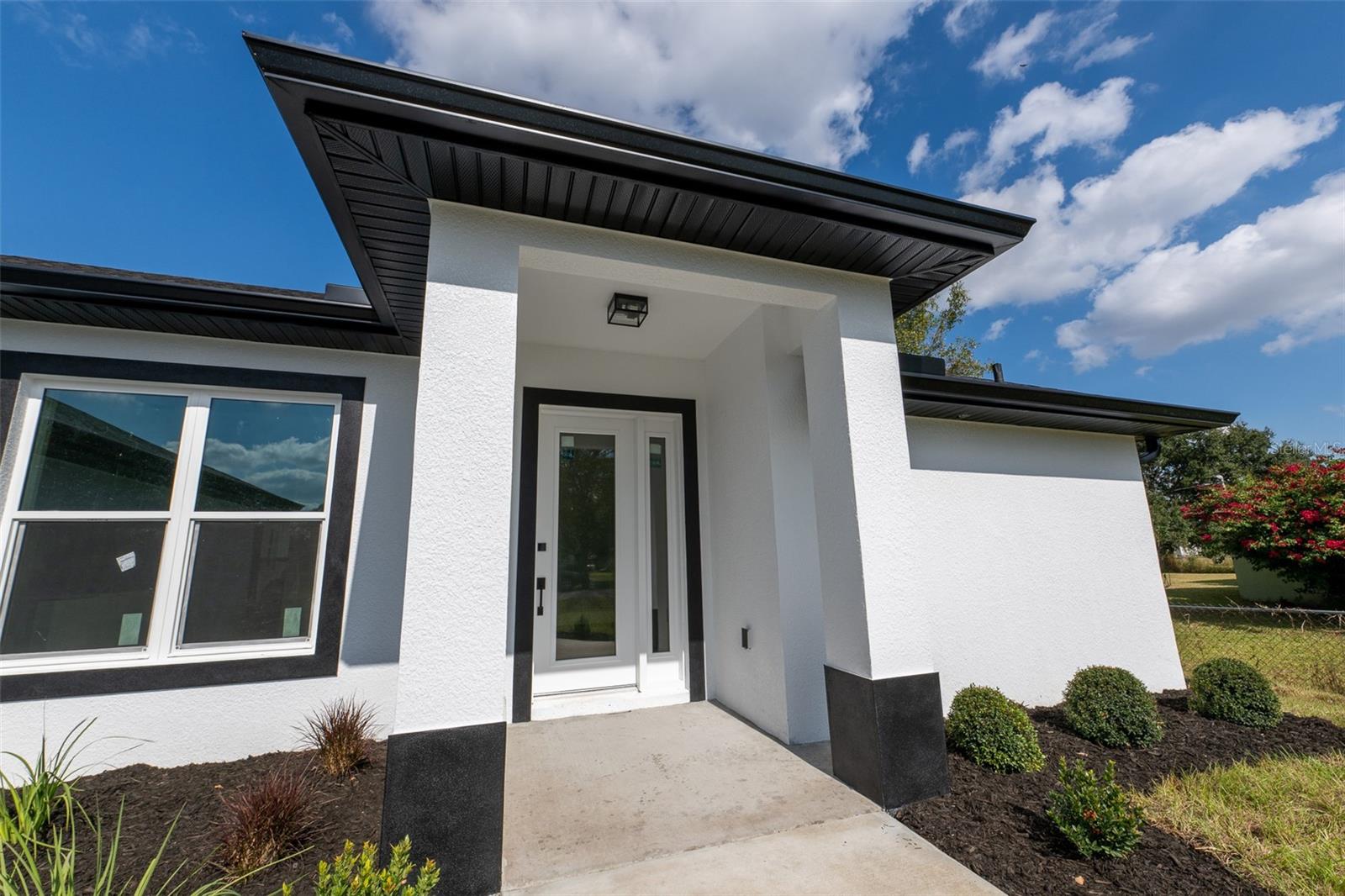 1452 Ne Lee Dr Property Photo 4