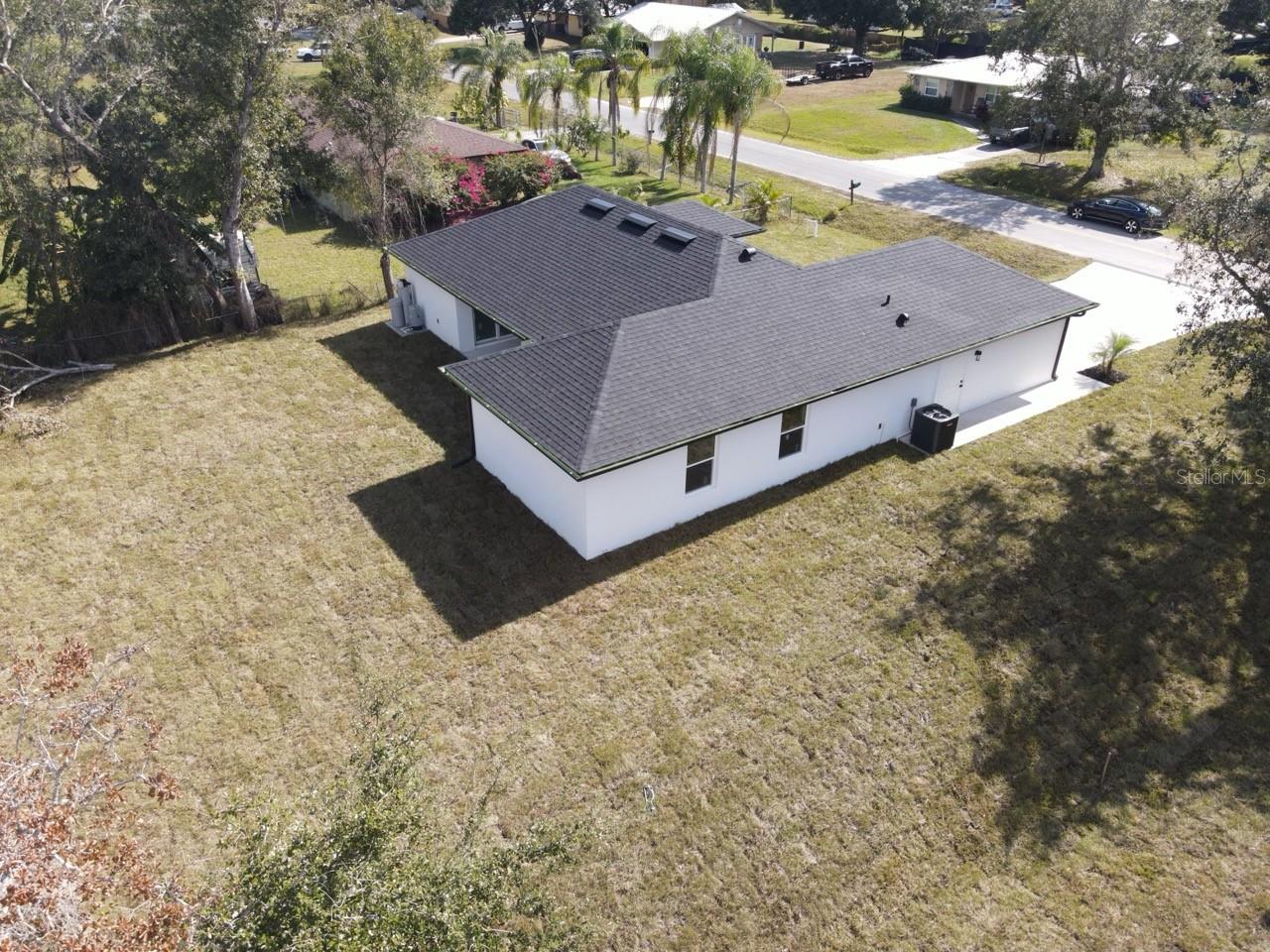 1452 Ne Lee Dr Property Photo 5