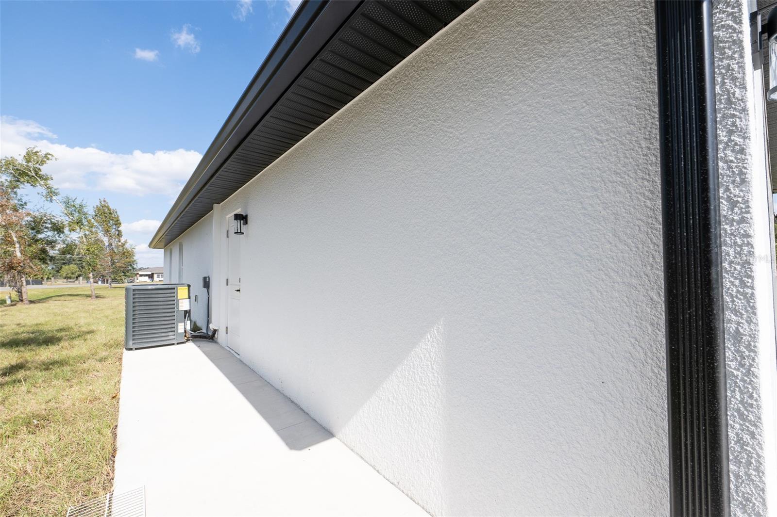 1452 Ne Lee Dr Property Photo 6